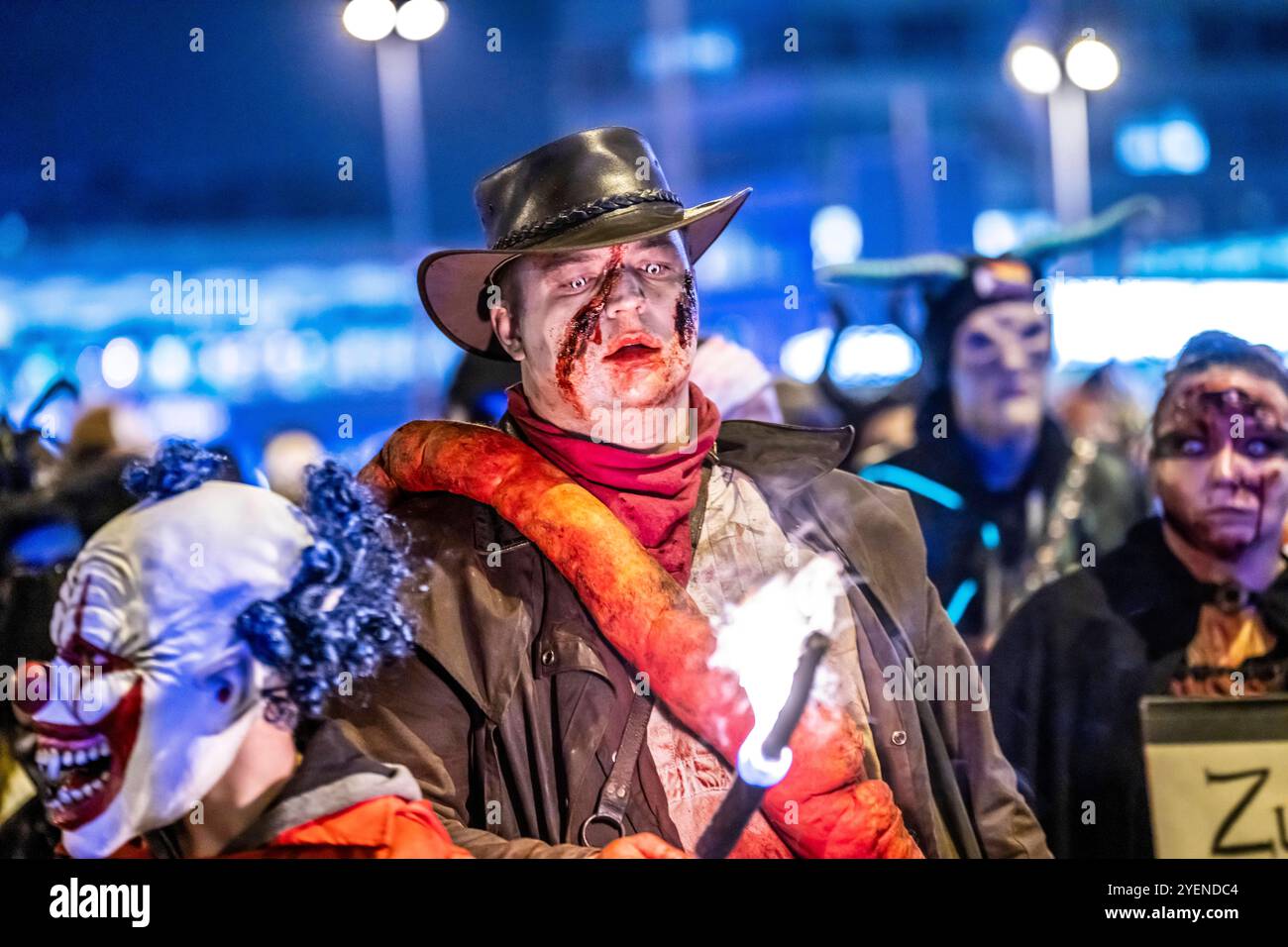 Der Zombiewalk in Essen, an Halloween ziehen mehrere Hundert, teils als gruselige Zombies, Untote, verkleidet Menschen, vom Hauptbahnhof in den Ortsteil Rüttenscheid, NRW, Deutschland Zombiewalk *** der Zombiewalk in Essen, an Halloween gingen mehrere hundert Menschen, einige als gruselige Zombies gekleidet, Untote, vom Hauptbahnhof in den Stadtteil Rüttenscheid, NRW, Deutschland Zombiewalk Stockfoto
