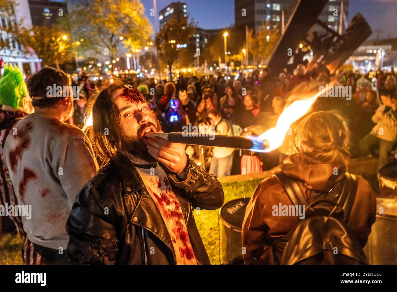 Der Zombiewalk in Essen, an Halloween ziehen mehrere Hundert, teils als gruselige Zombies, Untote, verkleidet Menschen, vom Hauptbahnhof in den Ortsteil Rüttenscheid, NRW, Deutschland Zombiewalk *** der Zombiewalk in Essen, an Halloween gingen mehrere hundert Menschen, einige als gruselige Zombies gekleidet, Untote, vom Hauptbahnhof in den Stadtteil Rüttenscheid, NRW, Deutschland Zombiewalk Stockfoto