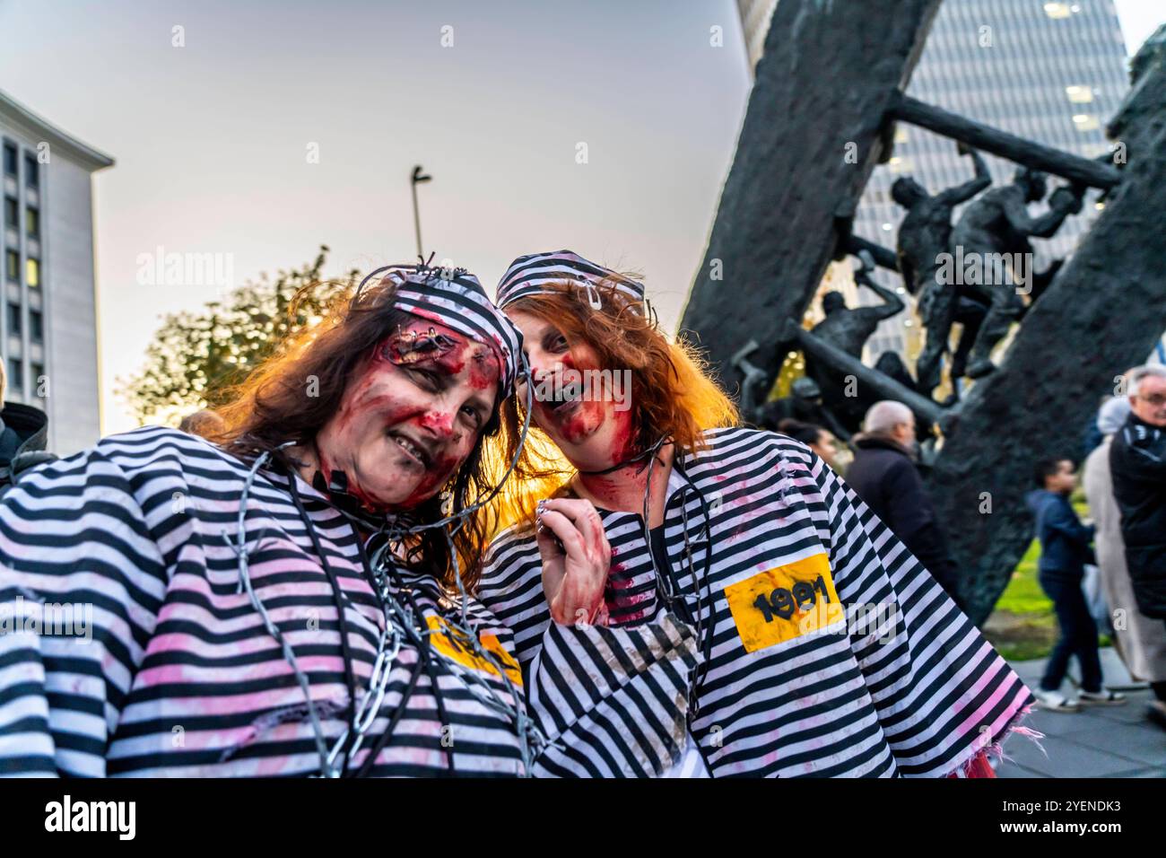 Der Zombiewalk in Essen, an Halloween ziehen mehrere Hundert, teils als gruselige Zombies, Untote, verkleidet Menschen, vom Hauptbahnhof in den Ortsteil Rüttenscheid, NRW, Deutschland Zombiewalk *** der Zombiewalk in Essen, an Halloween gingen mehrere hundert Menschen, einige als gruselige Zombies gekleidet, Untote, vom Hauptbahnhof in den Stadtteil Rüttenscheid, NRW, Deutschland Zombiewalk Stockfoto