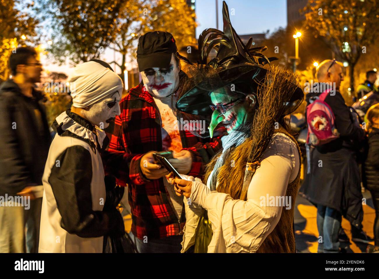 Der Zombiewalk in Essen, an Halloween ziehen mehrere Hundert, teils als gruselige Zombies, Untote, verkleidet Menschen, vom Hauptbahnhof in den Ortsteil Rüttenscheid, NRW, Deutschland Zombiewalk *** der Zombiewalk in Essen, an Halloween gingen mehrere hundert Menschen, einige als gruselige Zombies gekleidet, Untote, vom Hauptbahnhof in den Stadtteil Rüttenscheid, NRW, Deutschland Zombiewalk Stockfoto