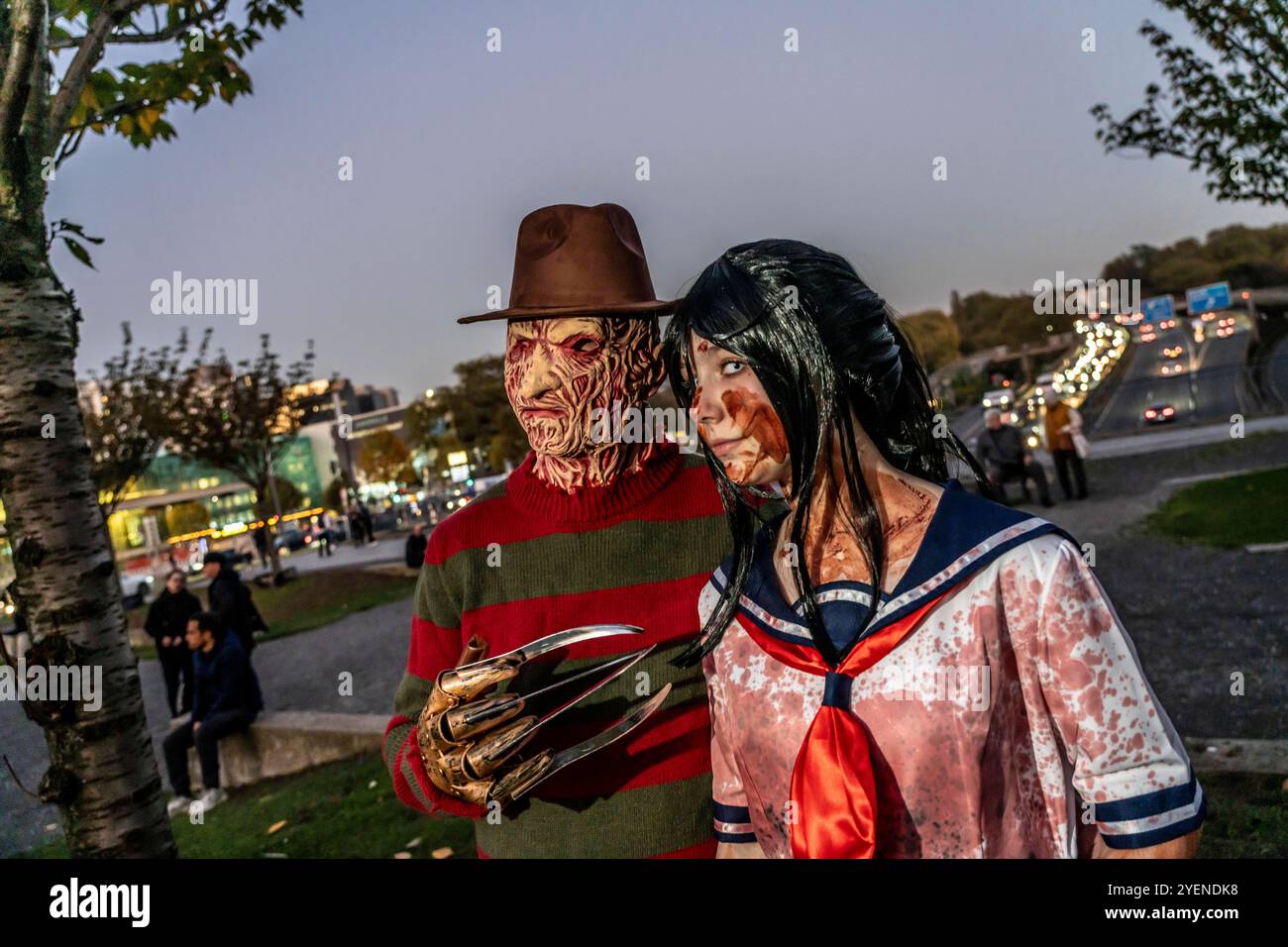 Der Zombiewalk in Essen, an Halloween ziehen mehrere Hundert, teils als gruselige Zombies, Untote, verkleidet Menschen, vom Hauptbahnhof in den Ortsteil Rüttenscheid, NRW, Deutschland Zombiewalk *** der Zombiewalk in Essen, an Halloween gingen mehrere hundert Menschen, einige als gruselige Zombies gekleidet, Untote, vom Hauptbahnhof in den Stadtteil Rüttenscheid, NRW, Deutschland Zombiewalk Stockfoto