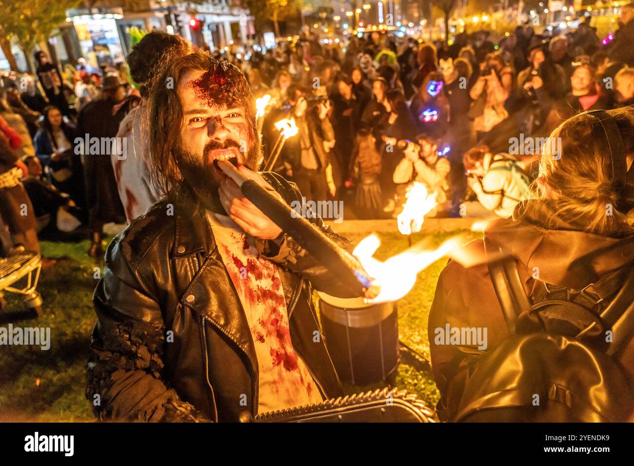 Der Zombiewalk in Essen, an Halloween ziehen mehrere Hundert, teils als gruselige Zombies, Untote, verkleidet Menschen, vom Hauptbahnhof in den Ortsteil Rüttenscheid, NRW, Deutschland Zombiewalk *** der Zombiewalk in Essen, an Halloween gingen mehrere hundert Menschen, einige als gruselige Zombies gekleidet, Untote, vom Hauptbahnhof in den Stadtteil Rüttenscheid, NRW, Deutschland Zombiewalk Stockfoto