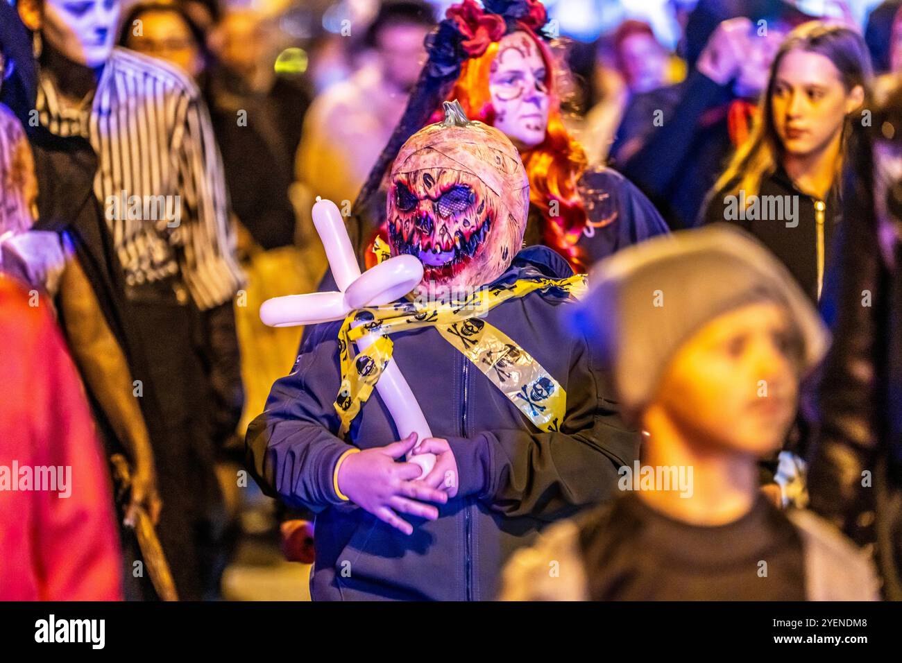 Der Zombiewalk in Essen, an Halloween ziehen mehrere Hundert, teils als gruselige Zombies, Untote, verkleidet Menschen, vom Hauptbahnhof in den Ortsteil Rüttenscheid, NRW, Deutschland Zombiewalk *** der Zombiewalk in Essen, an Halloween gingen mehrere hundert Menschen, einige als gruselige Zombies gekleidet, Untote, vom Hauptbahnhof in den Stadtteil Rüttenscheid, NRW, Deutschland Zombiewalk Stockfoto