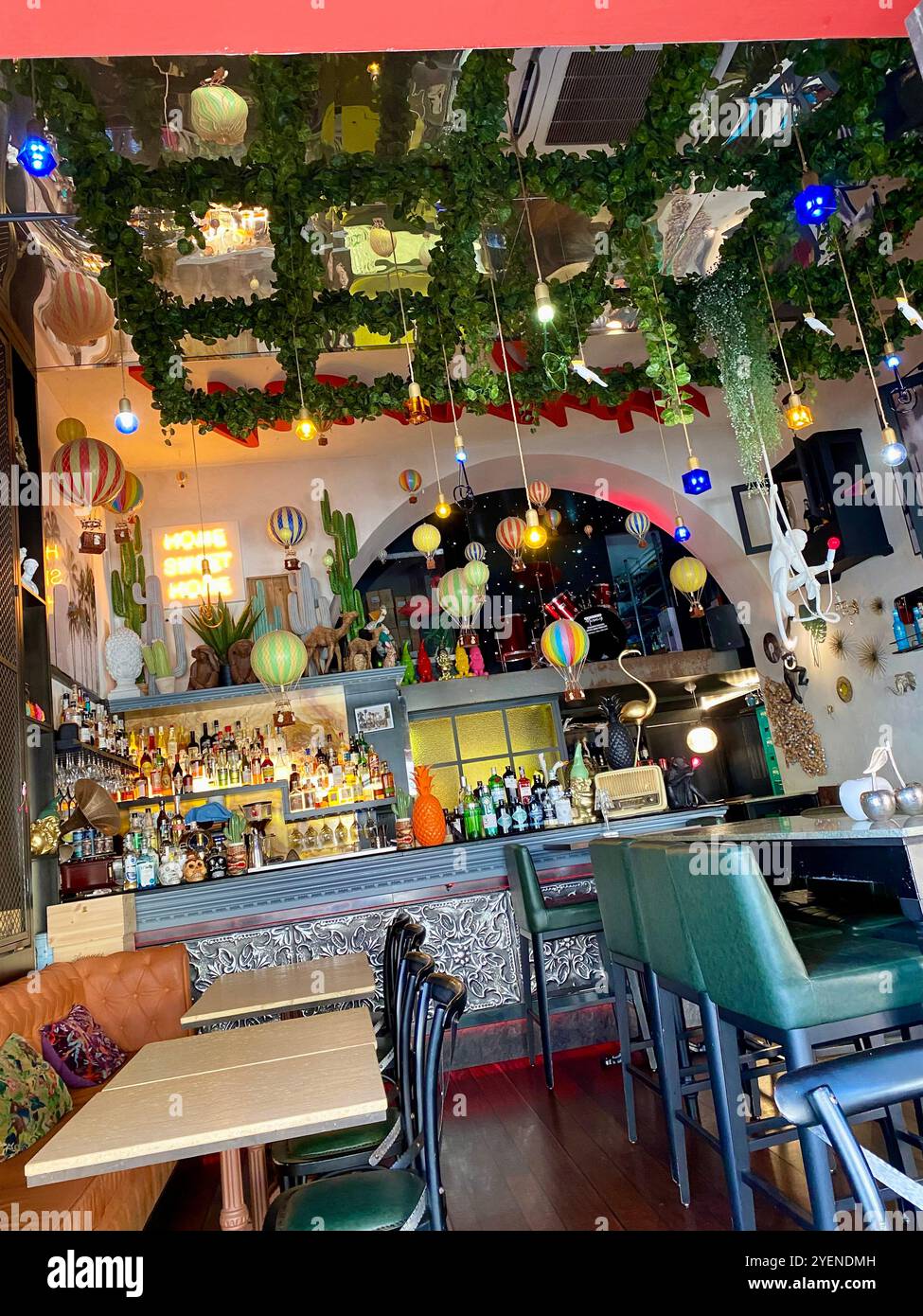 Eklektische Innenausstattung der Bar mit farbenfrohen Dekorationen und Lichtern - Smartphone-aufgenommenes Stockfoto