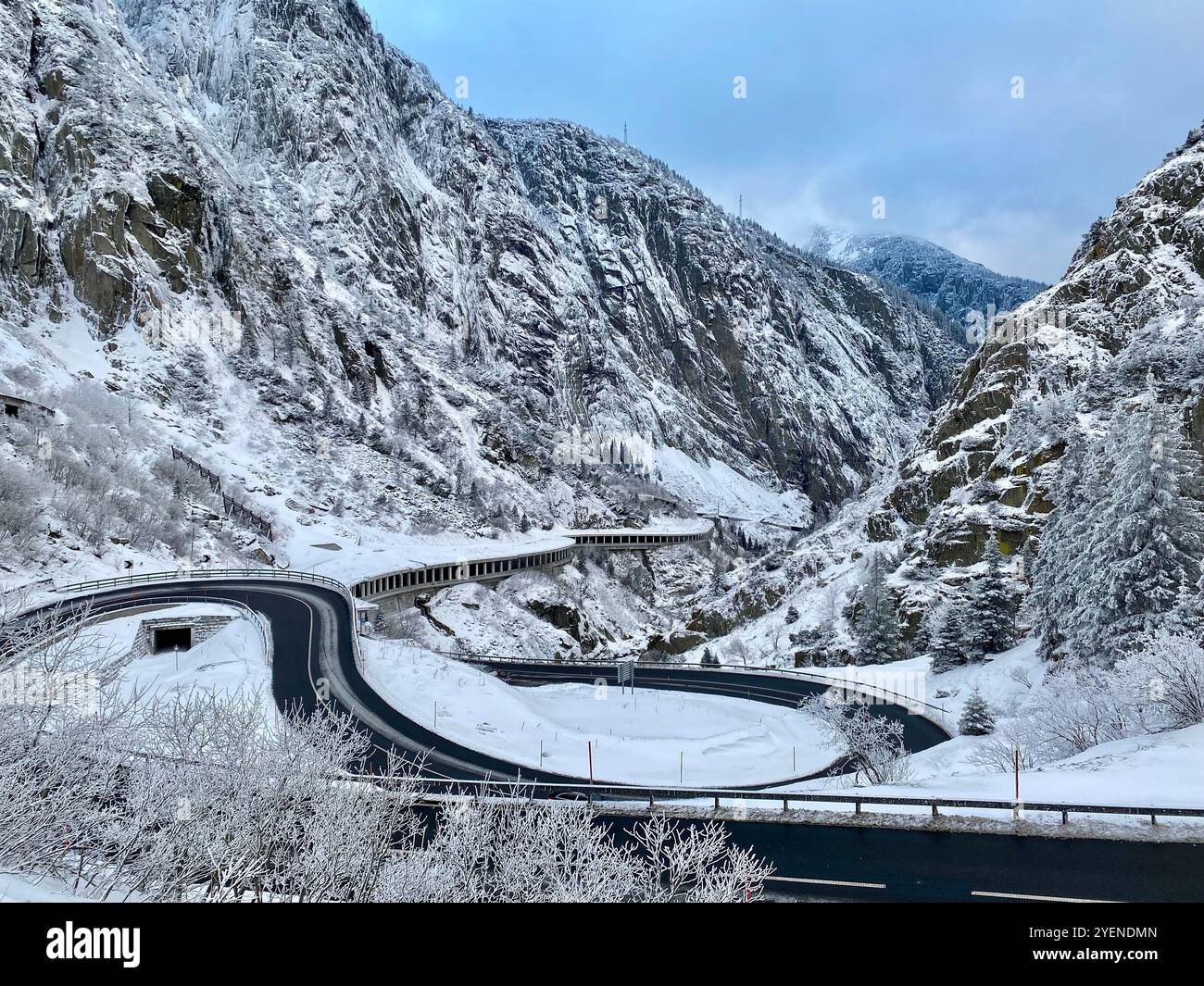 Gewundene Bergstraße Durch Schneebedeckte Winterlandschaft - Smartphone-aufgenommenes Stockfoto
