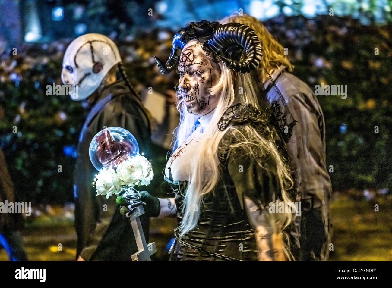 Der Zombiewalk in Essen, an Halloween ziehen mehrere Hundert, teils als gruselige Zombies, Untote, verkleidet Menschen, vom Hauptbahnhof in den Ortsteil Rüttenscheid, NRW, Deutschland Zombiewalk *** der Zombiewalk in Essen, an Halloween gingen mehrere hundert Menschen, einige als gruselige Zombies gekleidet, Untote, vom Hauptbahnhof in den Stadtteil Rüttenscheid, NRW, Deutschland Zombiewalk Stockfoto