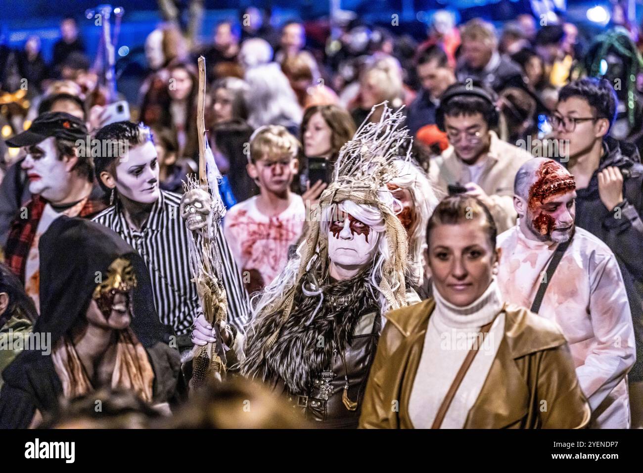 Der Zombiewalk in Essen, an Halloween ziehen mehrere Hundert, teils als gruselige Zombies, Untote, verkleidet Menschen, vom Hauptbahnhof in den Ortsteil Rüttenscheid, NRW, Deutschland Zombiewalk *** der Zombiewalk in Essen, an Halloween gingen mehrere hundert Menschen, einige als gruselige Zombies gekleidet, Untote, vom Hauptbahnhof in den Stadtteil Rüttenscheid, NRW, Deutschland Zombiewalk Stockfoto