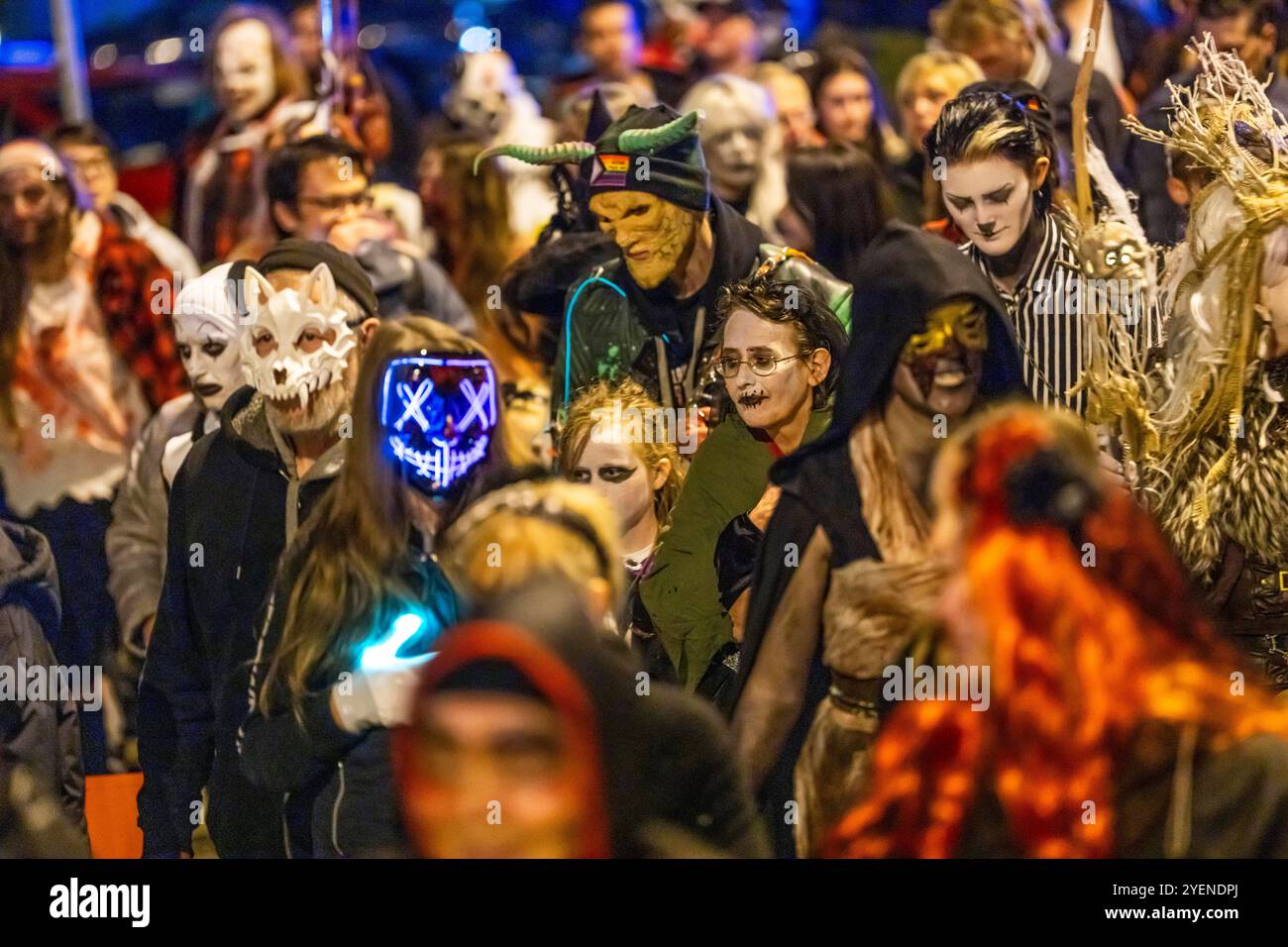 Der Zombiewalk in Essen, an Halloween ziehen mehrere Hundert, teils als gruselige Zombies, Untote, verkleidet Menschen, vom Hauptbahnhof in den Ortsteil Rüttenscheid, NRW, Deutschland Zombiewalk *** der Zombiewalk in Essen, an Halloween gingen mehrere hundert Menschen, einige als gruselige Zombies gekleidet, Untote, vom Hauptbahnhof in den Stadtteil Rüttenscheid, NRW, Deutschland Zombiewalk Stockfoto