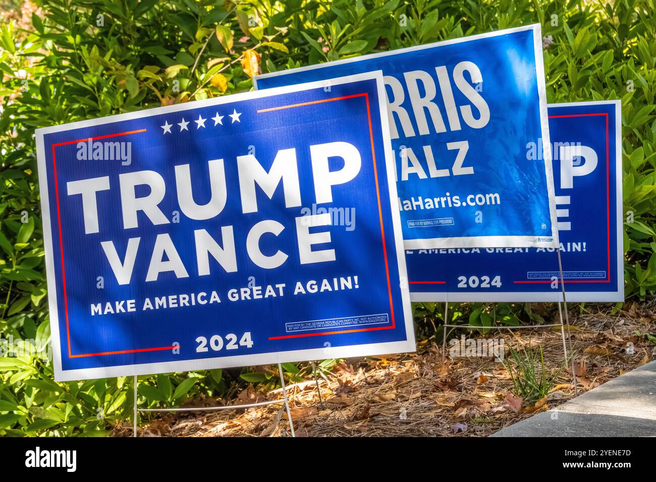 Trump/Vance und Harris/Walz Werft beschildern vor einem Ort in Lilburn, Georgia, wo die Wahlen zu den US-Parlamentswahlen 2024 früh abgewählt wurden. (USA) Stockfoto