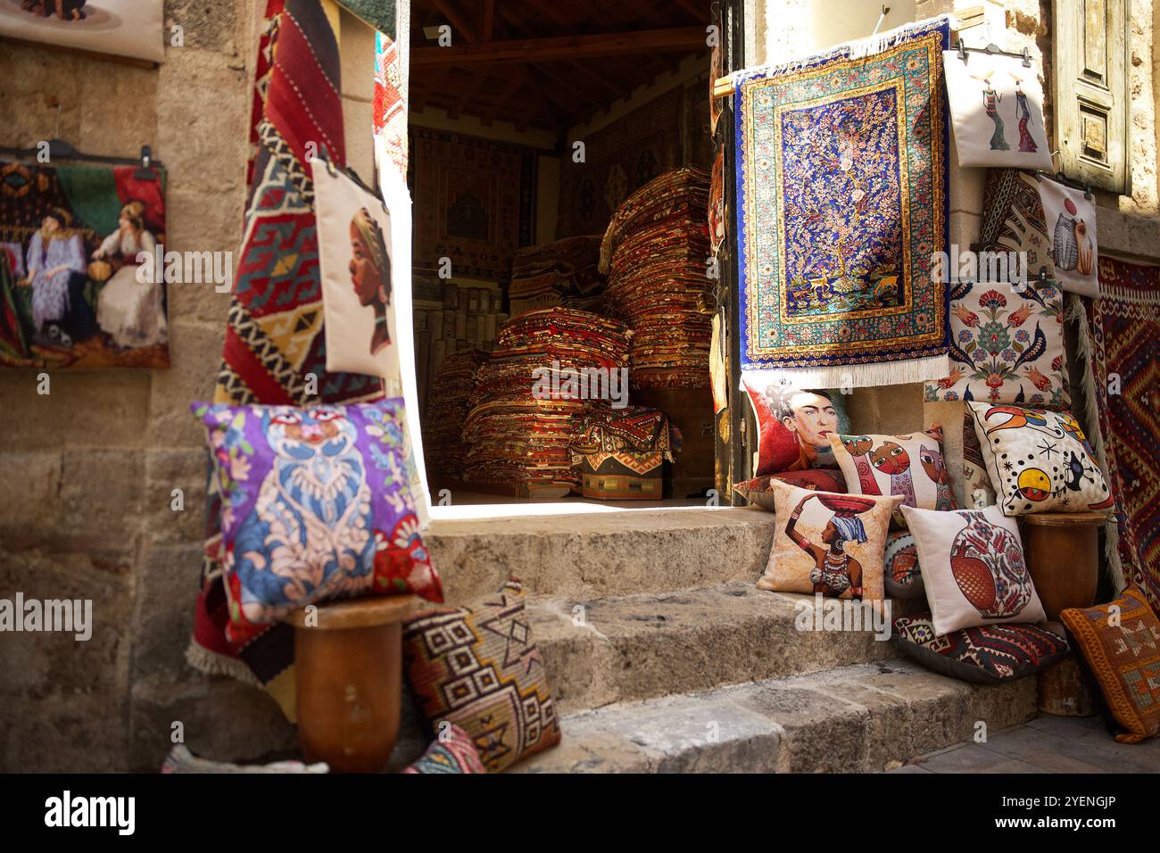 Farbenfrohe Kissen und Teppiche im Kunsthandwerksladen Stockfoto