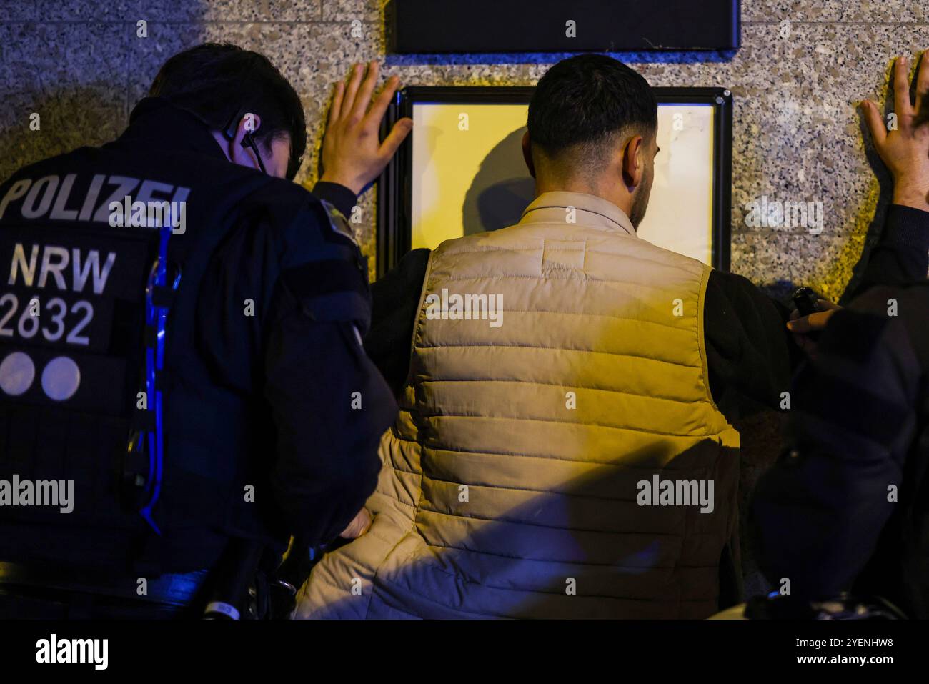 Duisburg, Deutschland. 31. Oktober 2024. Am Abend ist die Polizei in Duisburg-Hochfeld im Einsatz, um Unruhen zu verhindern. Letztes Jahr gab es unter anderem Angriffe auf Straßenbahnen. Quelle: Christoph Reichwein/dpa/Alamy Live News Stockfoto