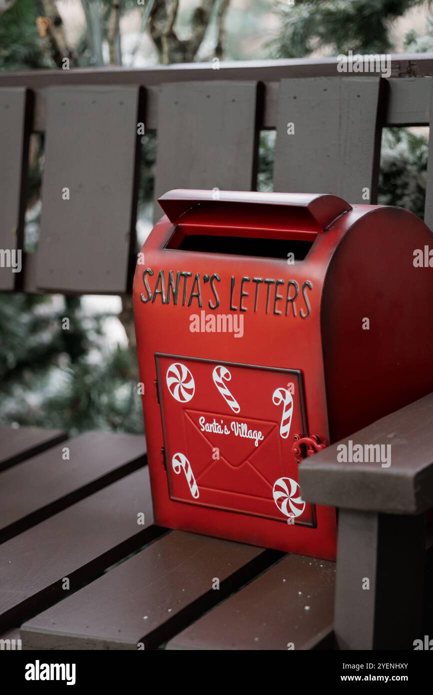 Dekorative Briefkasten des Weihnachtsmanns in einer festlichen Umgebung. Stockfoto