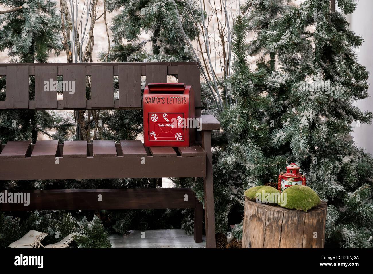 Festlicher Briefkasten des Weihnachtsmanns umgeben von weihnachtlichen Evergreens. Stockfoto