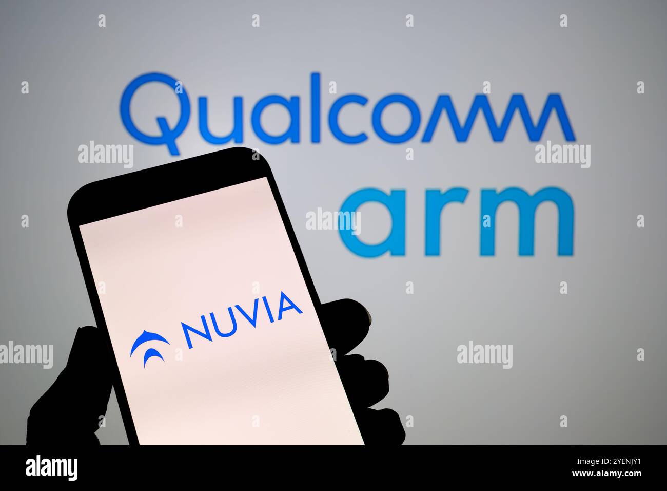 Nuvia-Logo auf dem Smartphone mit Arm- und Qualcomm-Logos im Hintergrund, die Akquisitionen und Rechtsstreitigkeiten veranschaulichen. Stafford, Großbritannien Stockfoto