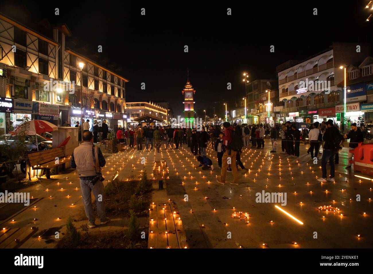 Srinagar, Indien. 31. Oktober 2024. Öllampen werden beleuchtet, während Hindus Diwali feiern, das Lichterfest am Uhrturm im Stadtzentrum von Srinagar, der Sommerhauptstadt von Jammu und Kaschmir. Diwali, auch bekannt als Deepavali, und das „Festival der Lichter“, ist eines der beliebtesten Festivals des Hinduismus, das auf der ganzen Welt gefeiert wird. Es symbolisiert den spirituellen „Sieg des Lichts über die Dunkelheit, des Guten über das Böse und des Wissens über die Unwissenheit“. (Foto: Faisal Bashir/SOPA Images/SIPA USA) Credit: SIPA USA/Alamy Live News Stockfoto