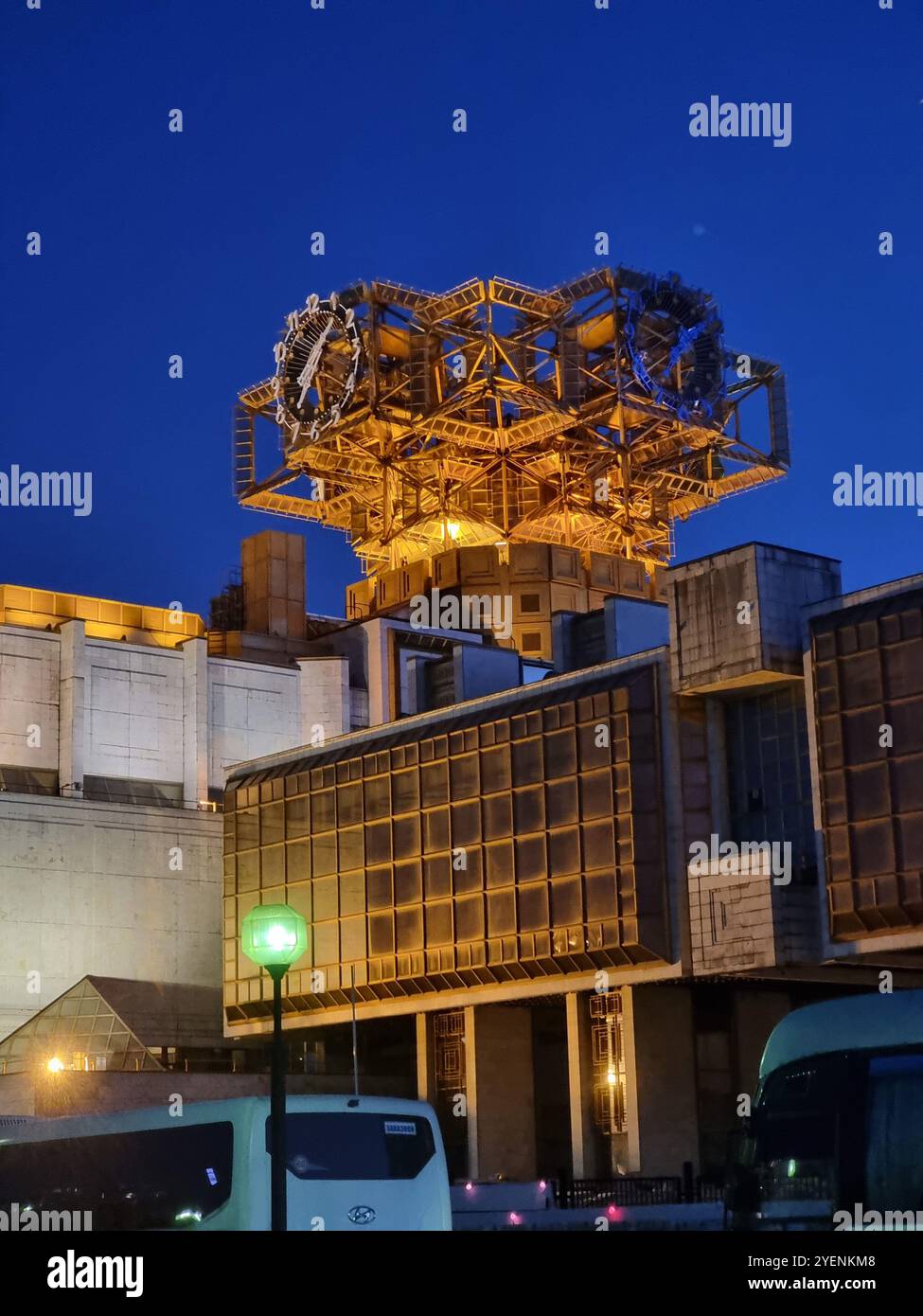 Uhr am Hauptsitz der Russischen Akademie der Wissenschaften (RAS; Росси́йская акаде́мия нау́к) in Moskau alias Golden Brains; sowjetische Architektur; Nacht - Smartphone-aufgenommenes Stockfoto