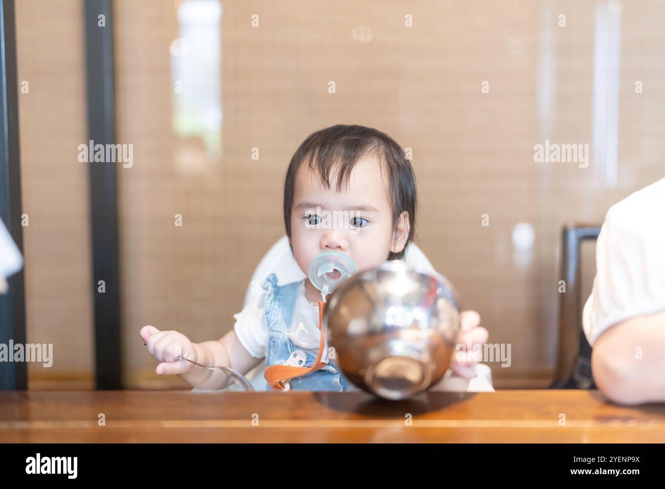 Ein einjähriges taiwanesisches Mädchen, das mit ihren Eltern, einem Mann und einer Frau im Alter von 20 Jahren, in einem berühmten chinesischen Restaurant in Taichung City, Taiwan, eine Mahlzeit genießt. Stockfoto