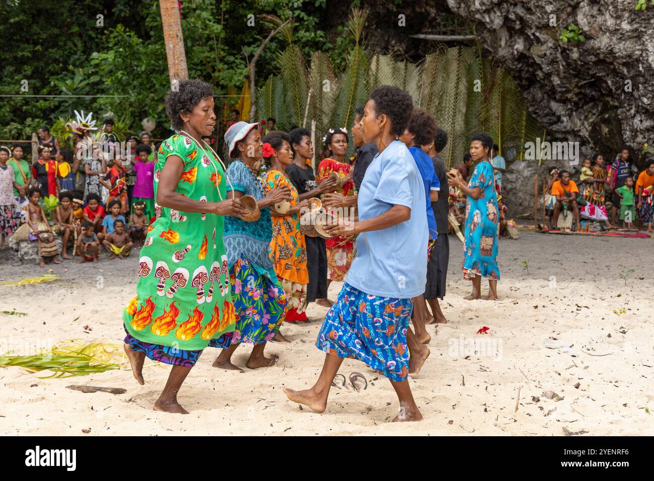 Papua-Neuguineier-Frauen-Shell-Tanz auf Iwa Island Stockfoto