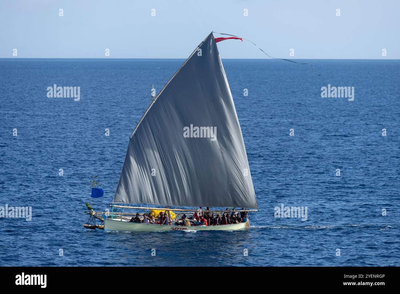 Sailau (Auslegerkanu) Segeln im Louisiade Archipel von Papua-Neuguinea Stockfoto