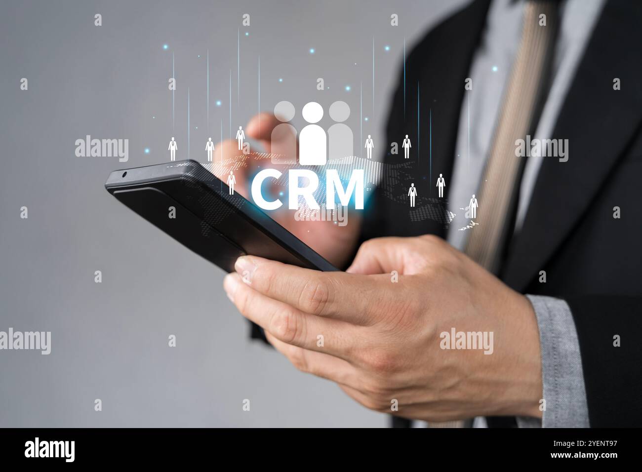 CRM Customer Relationship Management Konzept, Geschäftsmann, der CRM-Software für Business Marketing verwendet, Kundenmanagement. Kundenansprache. Daten exz Stockfoto