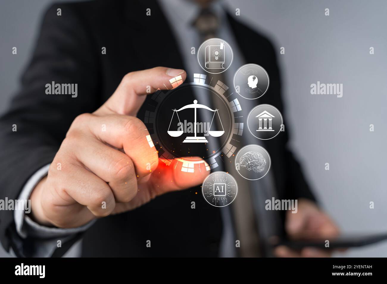 Rechtsexperte mit Rechtsinstrumenten. Ein geeigneter Rechtsexperte berührt virtuelle Symbole, die Recht, Justiz und Rechtsdienstleistungen symbolisieren. Unternehmensgesetzgebung Stockfoto