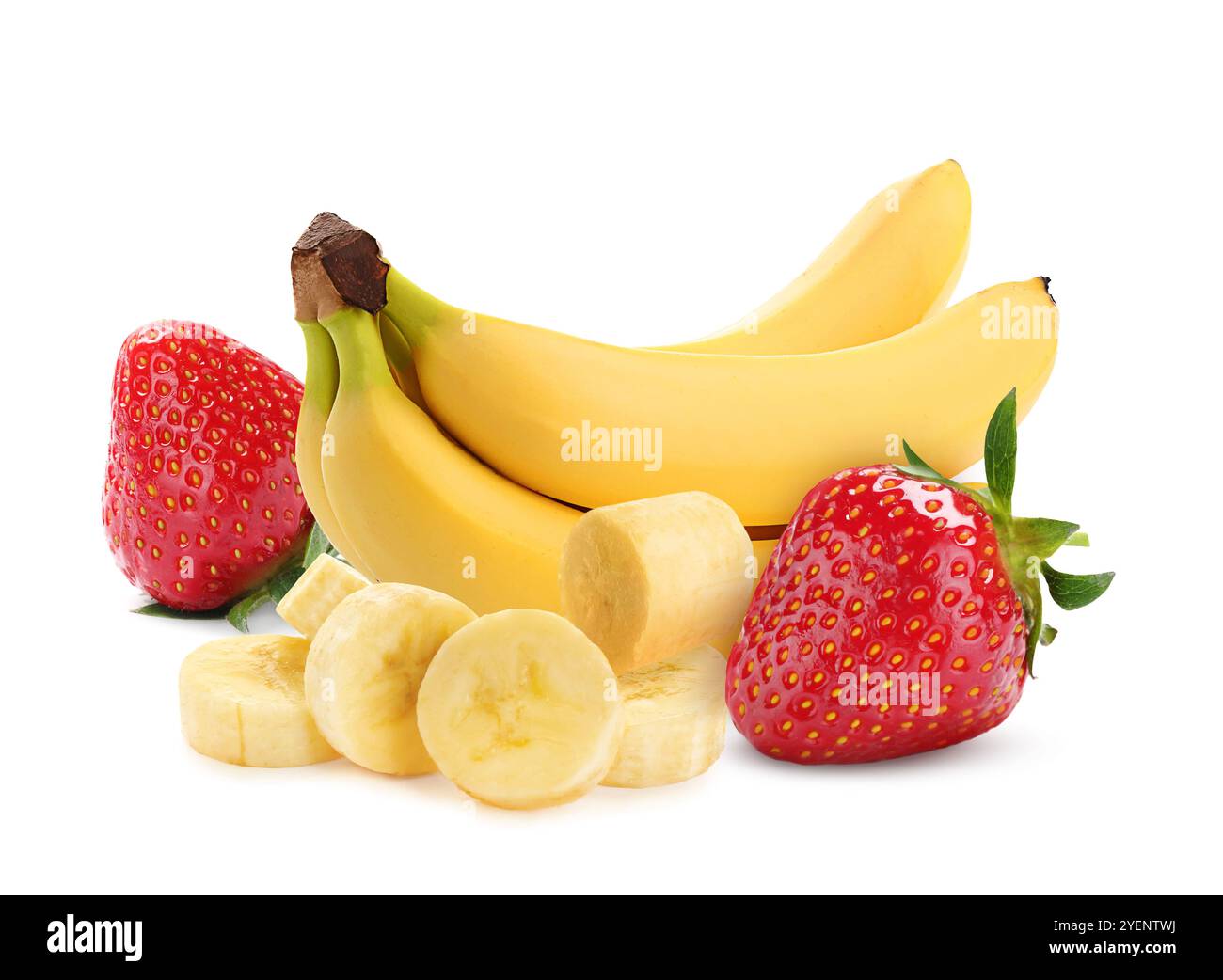 Frische reife Bananen und Erdbeeren isoliert auf weiß Stockfoto