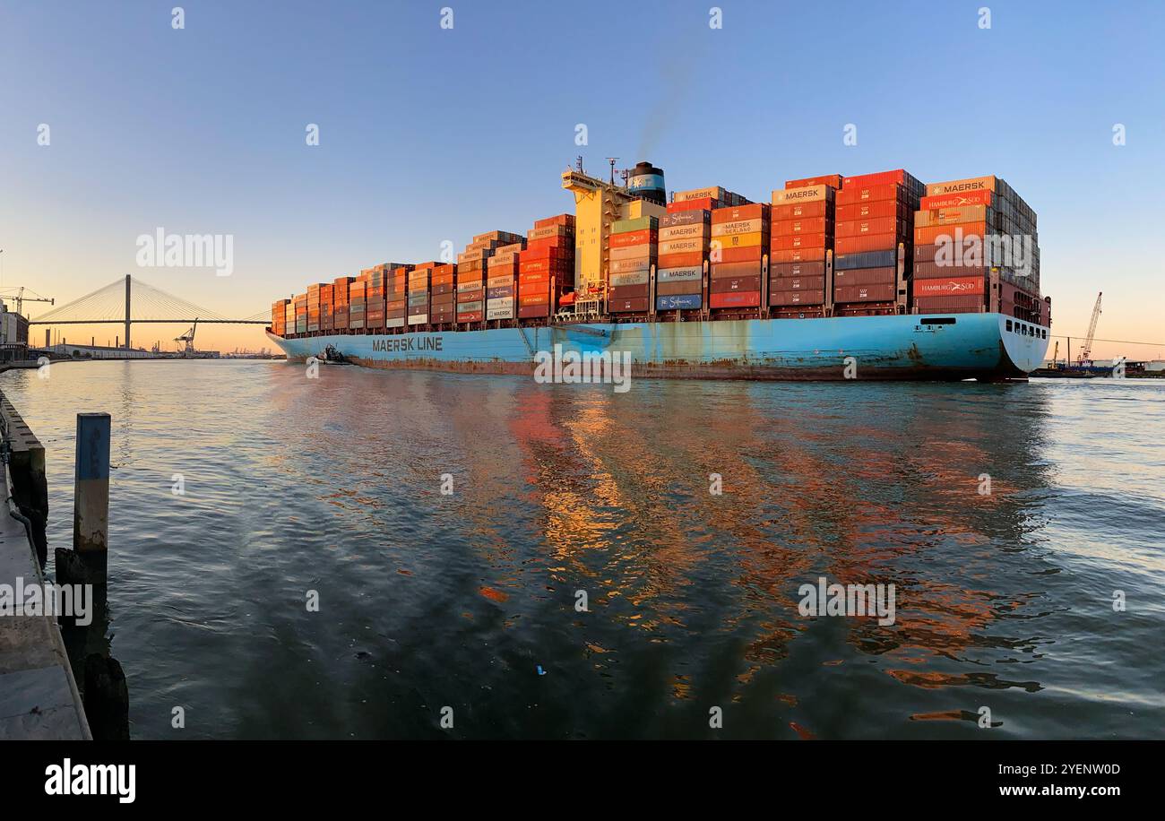 Containerfrachtschiff auf dem Savannah River, Savannah, Georgia, USA - Smartphone-aufgenommenes Stockfoto