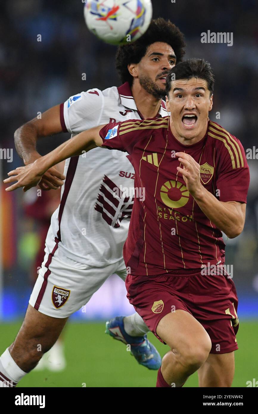 Rom, Latium. 31. Oktober 2024. Saul Coco von Turin, Eldor Shomurodov von AS Roma, während Roma gegen Turin im Olympiastadion, Italien, 31. Oktober 2024. Quelle: massimo insabato/Alamy Live News Stockfoto