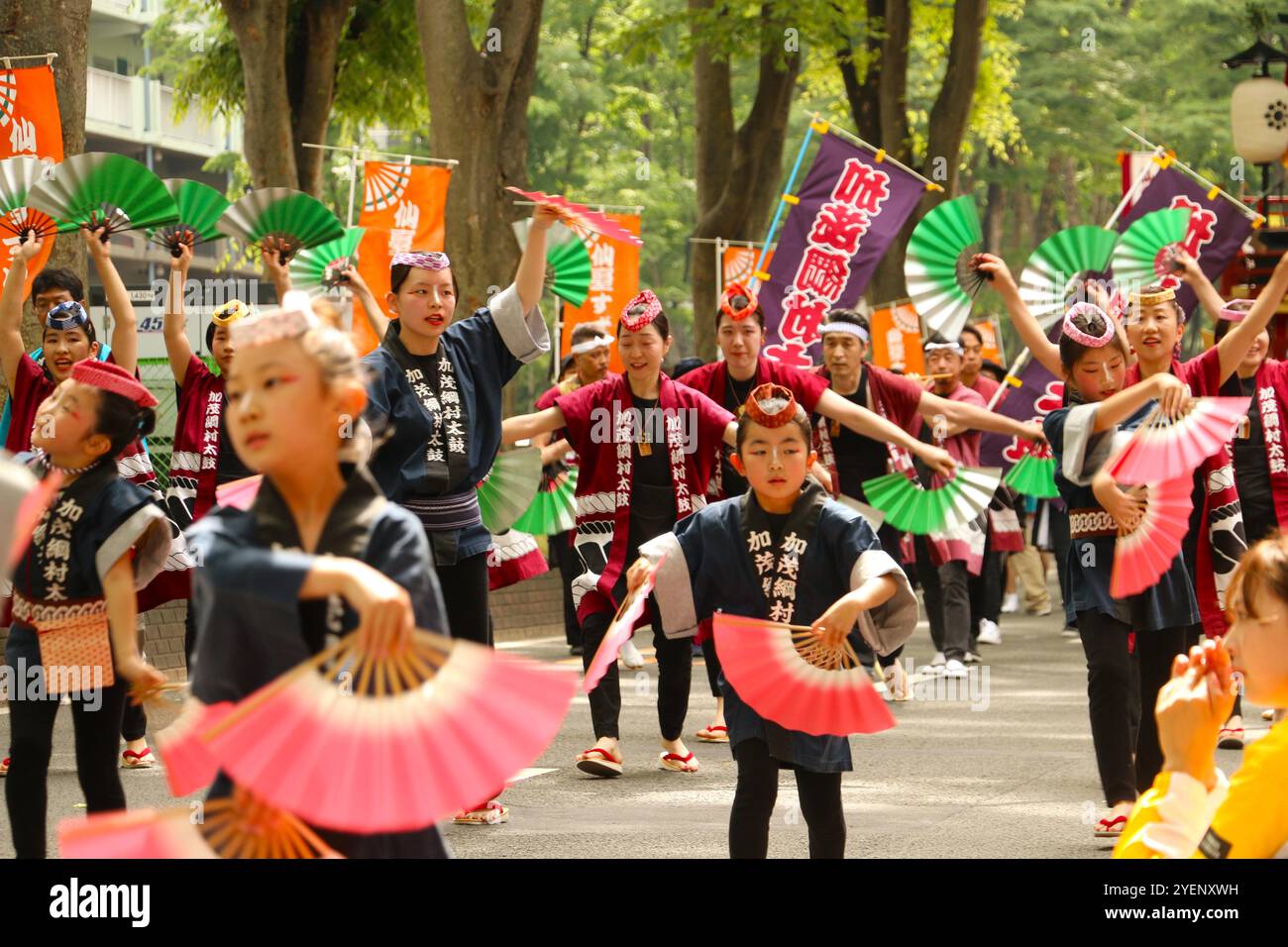 Tänzerinnen und Tänzer, die den Suzume Odori oder Sparrow Dance bei einer Parade im Zentrum von Sendai während des Aoba Festivals vorführen Stockfoto