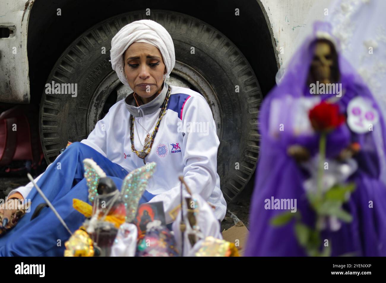 Ein Gläubiger besucht den Altar von Santa Muerte in der Alfareria Street im Stadtteil Tepito, um seine Hingabe zu zeigen und sich für die gewährten Gefälligkeiten zu bedanken. Gläubige von „Santa Muerte“, auch bekannt als „Niña Blanca“, besuchen das raue Viertel Tepito, um den 23. Jahrestag von Santa Muerte zu feiern. Am 31. Oktober 2024 in Mexiko-Stadt. (Kreditbild: © Ian Robles/OKULARIS via ZUMA Press Wire) NUR REDAKTIONELLE VERWENDUNG! Nicht für kommerzielle ZWECKE! Stockfoto