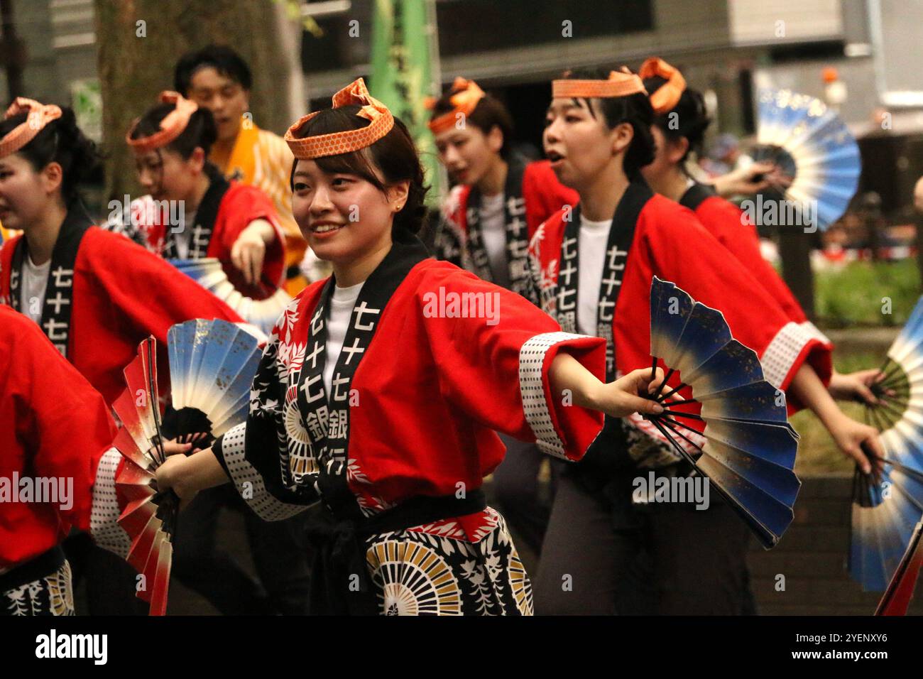 Tänzerinnen und Tänzer, die den Suzume Odori oder Sparrow Dance bei einer Parade im Zentrum von Sendai während des Aoba Festivals vorführen Stockfoto