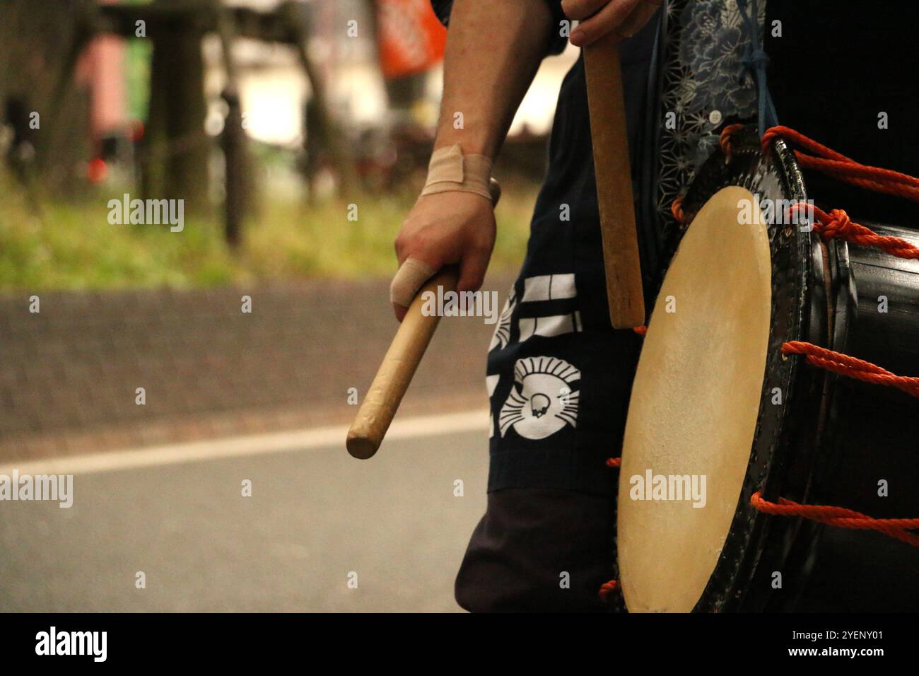 Während des Aoba Festivals spielen Schlagzeuger live bei der Parade in der Innenstadt von Sendai Stockfoto