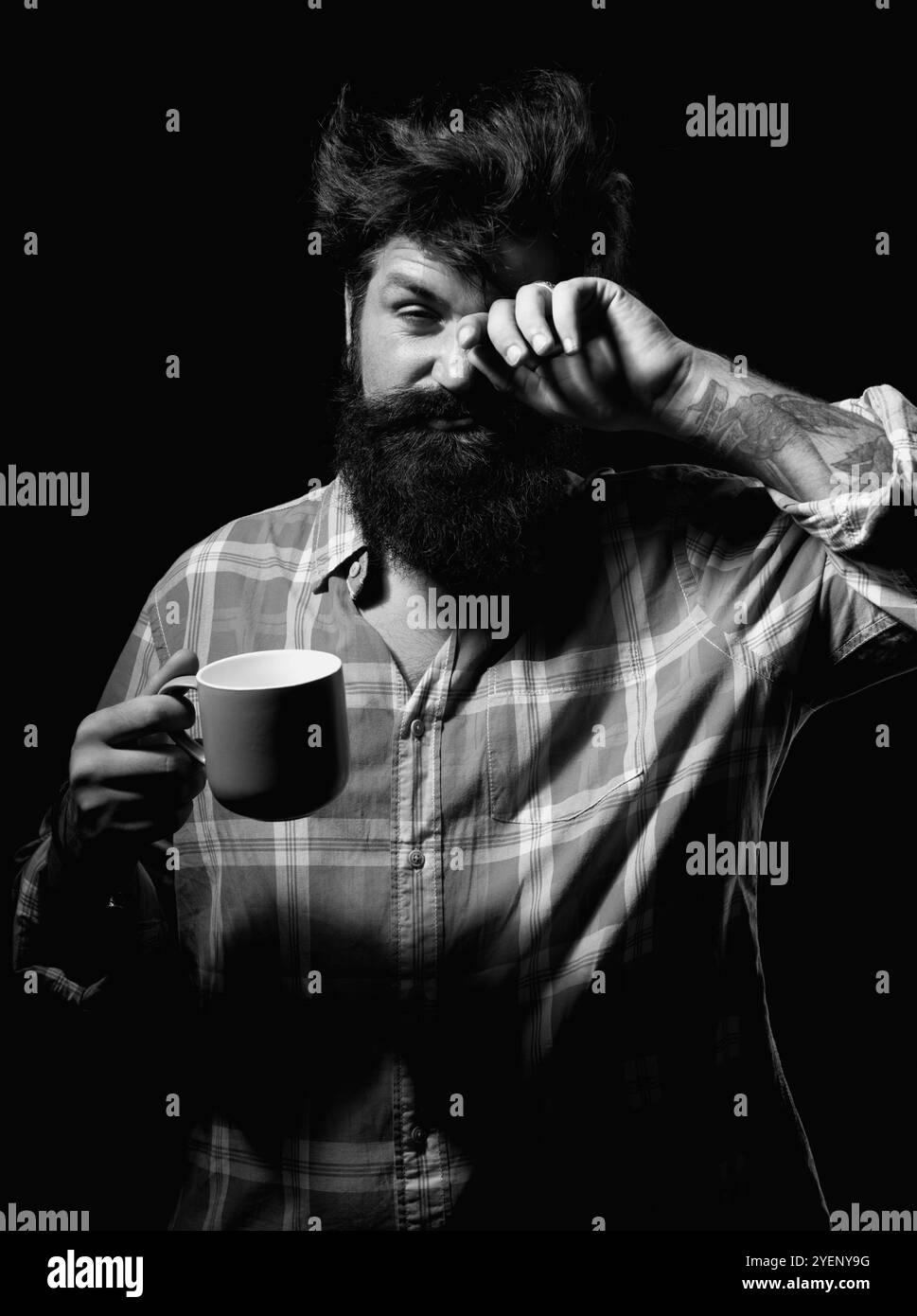 Happy Morning. Mans hält eine Tasse Kaffee. Morgentee. Guten Morgen. Mann mit Teetasse. Hipster-Mann mit einer Tasse Kaffee. Bärtiger Mann, der lächelt, hält Tasse Tee Stockfoto