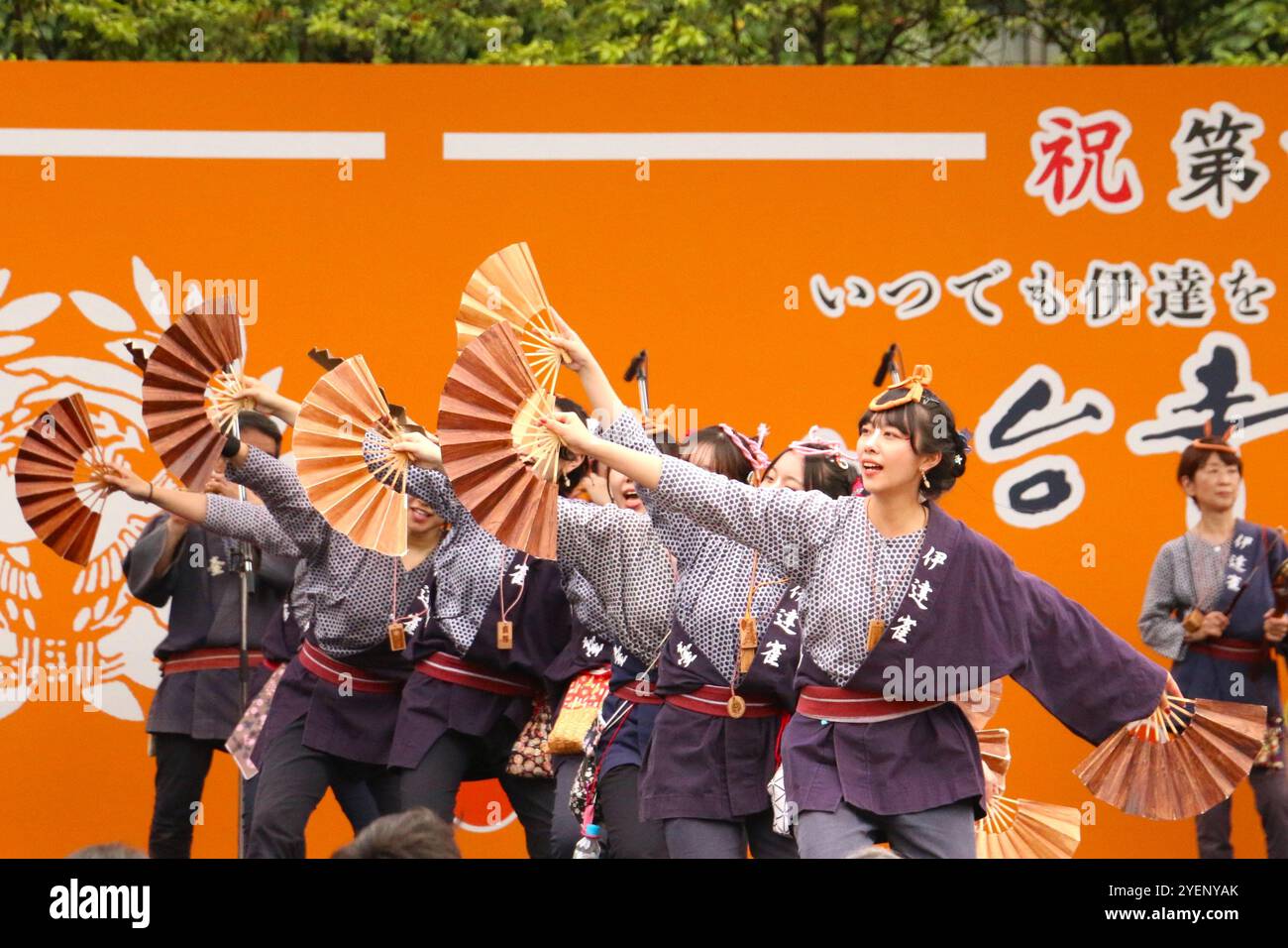 Tänzer, die während des Aoba Festivals den Suzume Odori oder Sparrow Dance in der Innenstadt von Sendai aufführen Stockfoto