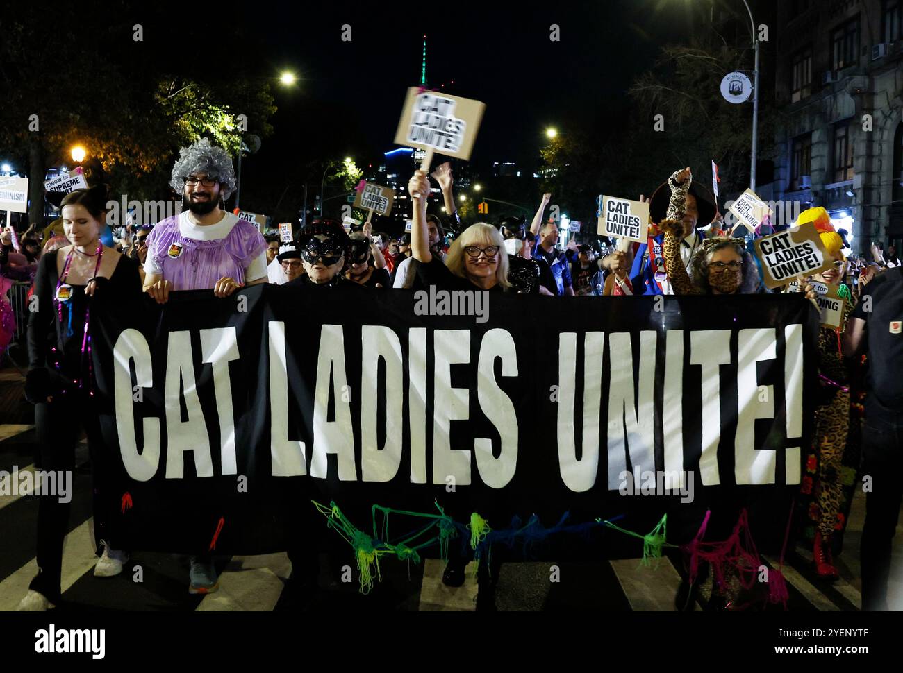 New York, United, Erklärte. 31. Oktober 2024. Die in Kostümen verkleideten Teilnehmer gehen die Sixth Avenue bei der jährlichen Halloween-Parade am Donnerstag, den 31. Oktober 2024 in New York City hinauf. Tausende nehmen an der Parade Teil, bei der traditionelle und nicht traditionelle Kostüme, Tänzer, riesige Marionetten und Musik zu sehen sind. Foto: John Angelillo/UPI Credit: UPI/Alamy Live News Stockfoto