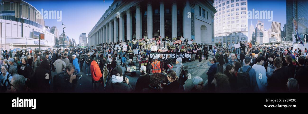 27. Oktober 2024 Demonstranten halten Schild No Dictators in den USA auf den Penn Station Steps, während sie Trump Rally im Madison Square Garden, New York City, NY, gegenüberstehen Stockfoto