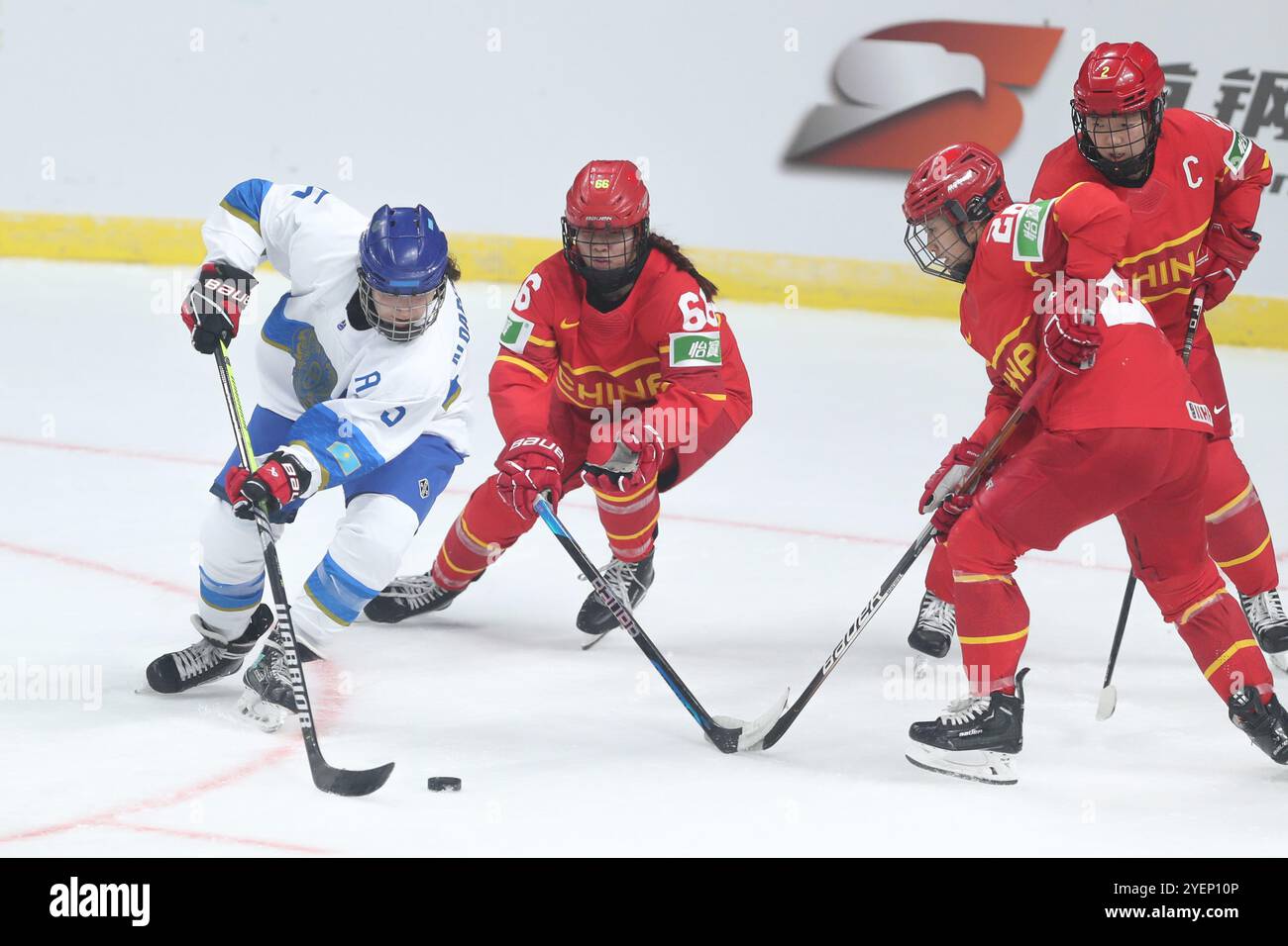 Beide Teammitglieder nahmen an der Partie Teil. Peking, China. 31. Oktober 2024. Die IIHF Eishockey Women's Asia Championship 2025 startete am 31. Oktober 2024 im Pekinger Shougang Park in Peking. Dies war die erste internationale Eishockeyveranstaltung in Peking seit den Olympischen Winterspielen 2022. Im Eröffnungsspiel besiegte die Gastgebermannschaft China Kasachstan mit 5:0. Quelle: Zhang Xiangyi/China News Service/Alamy Live News Stockfoto