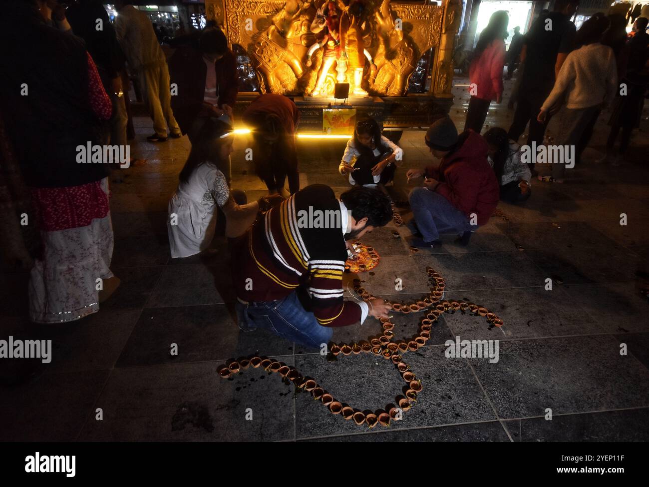 Srinagar, Jammu Und Kaschmir, Indien. 31. Oktober 2024. Indische Touristen zünden Erdlampen im Stadtzentrum an, um Diwali, das Hindufest der Lichter, am 31. Oktober 2024 in Srinagar, Indien, zu feiern. Diwali oder Deepavali ist ein Festival, das von Hindus, Jains, Sikhs und einigen Buddhisten weltweit gefeiert wird und den Sieg des Lichts über die Dunkelheit symbolisiert. Diwali ist geprägt von Familientreffen, Gebet und lebhaften Ausstellungen von Öllampen und Feuerwerken und vereint Menschen weltweit in Freude, Hoffnung und Erneuerung. (Kreditbild: © Mubashir Hassan/Pacific Press via ZUMA Press Wire) REDAKTIONELLE VERWENDUNG Stockfoto