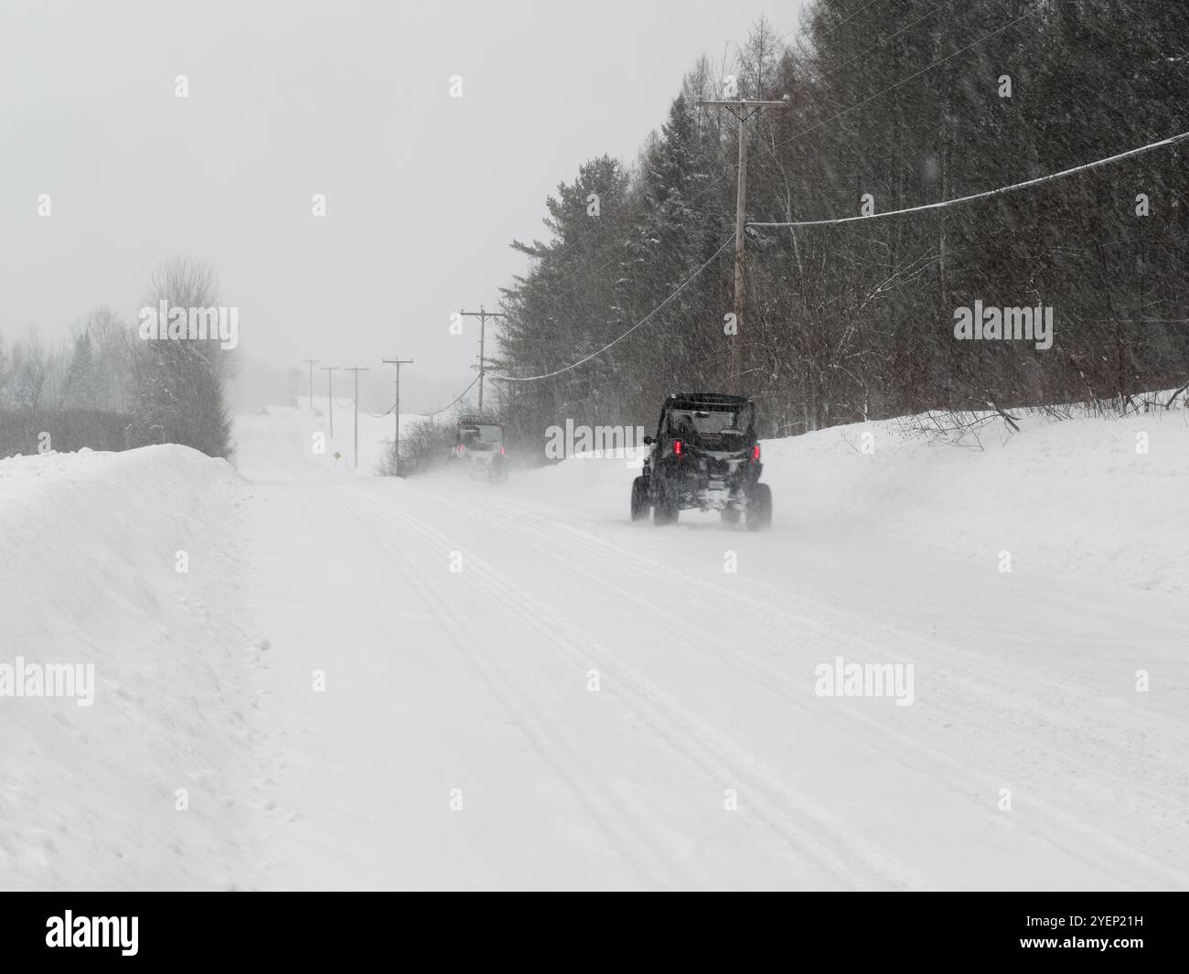 Side-by-Side-Fahrzeuge, die illegal auf einer kommunalen Straße fahren, Rawdon, Quebec, Kanada Stockfoto