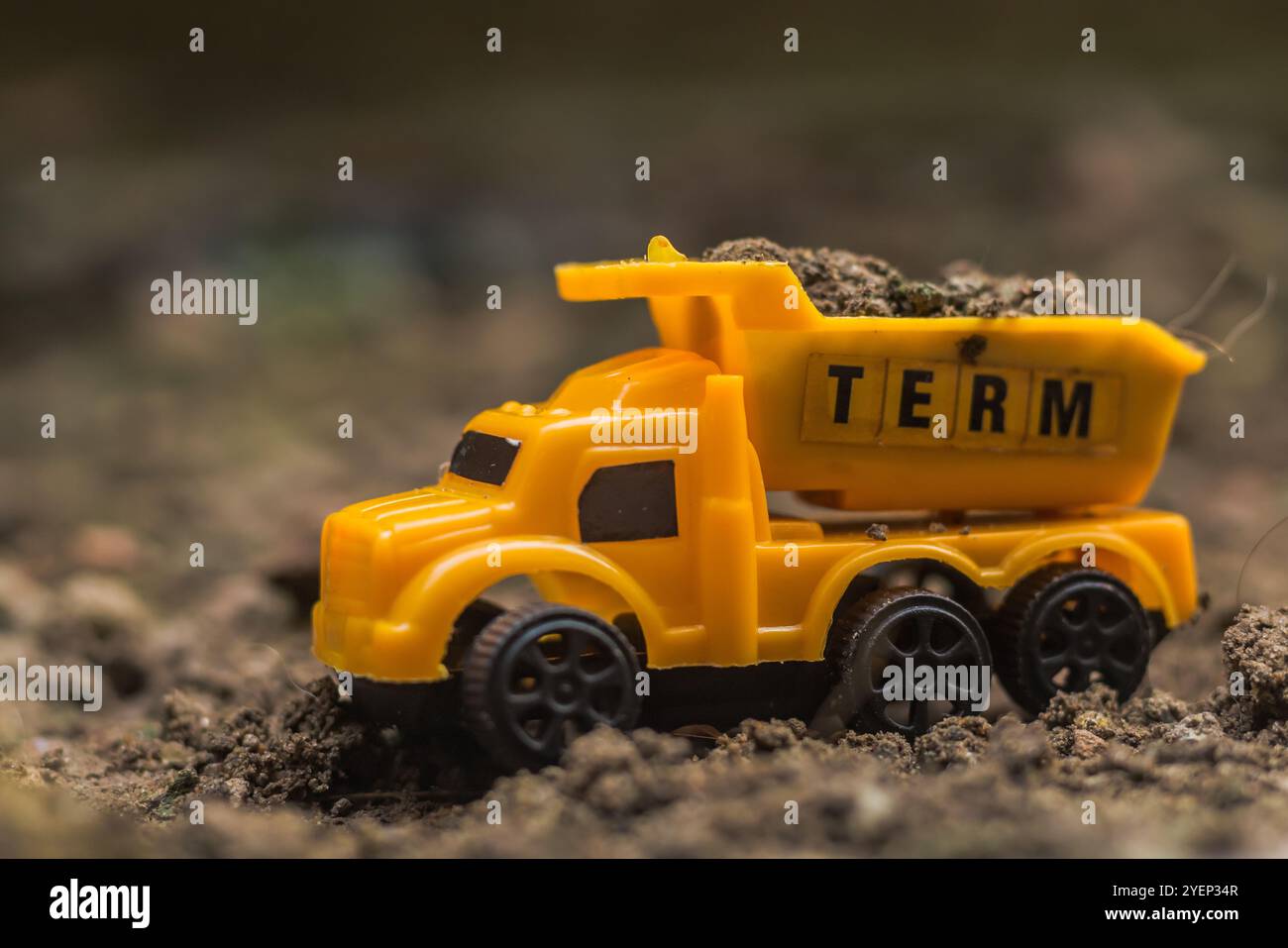 Gelber Miniatur-Muldenkipper, der Erde und Schmutz transportiert Stockfoto