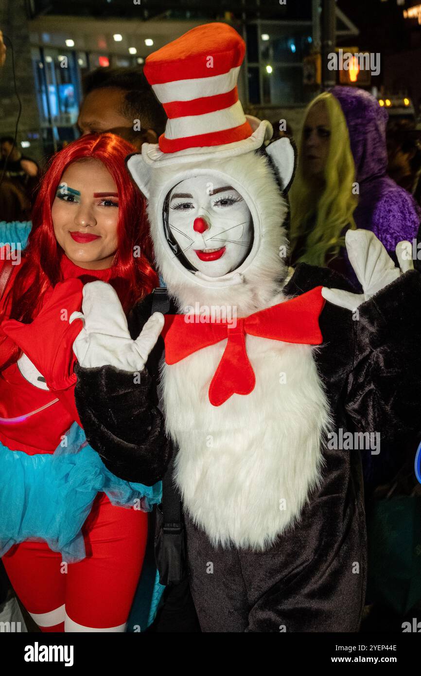 New York City, NY, USA. 31. Oktober 2025. Die jährliche Greenwich Village Halloween Parade zog an einem milden Herbstabend eine Menge kostümierter Teilnehmer zusammen mit Bands, Tanztruppen, Stelzenläufern, kommerziellen Wagen und riesigen Marionetten zum „Meow!!!!“-Thema. Dr. Deuss's Katze im Hut. Quelle: Ed Lefkowicz/Alamy Live News Stockfoto