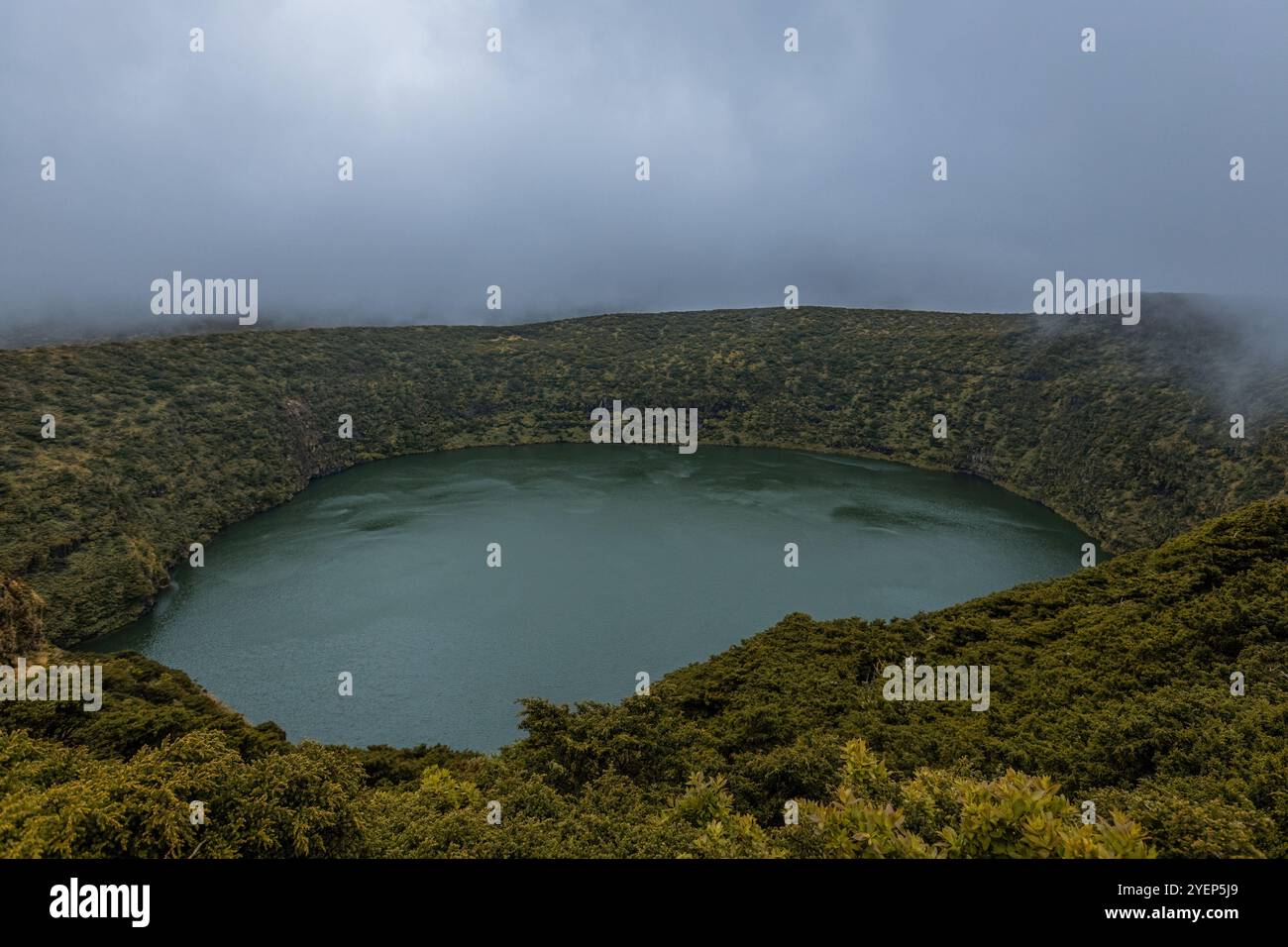 Weiße Wolken schweben über einem Bergsee auf der Insel Flores Azoren Portugal Stockfoto