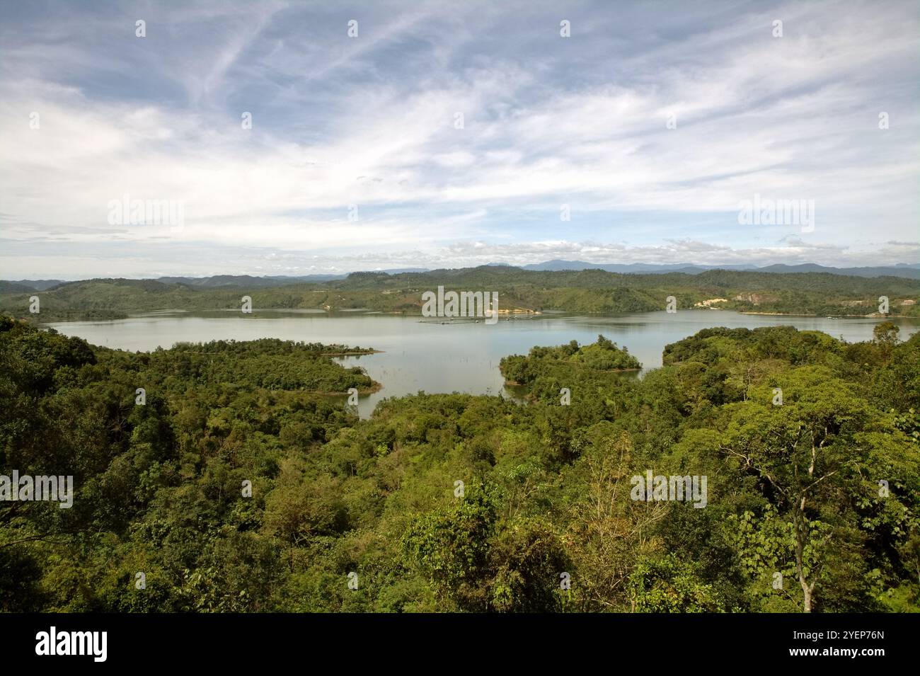 Die Landschaft des Kampar River mit Hügeln und Wäldern an seinen Ufern wird in der Nähe von Bangkinang in Kampar Regency, Riau, Indonesien fotografiert. Stockfoto