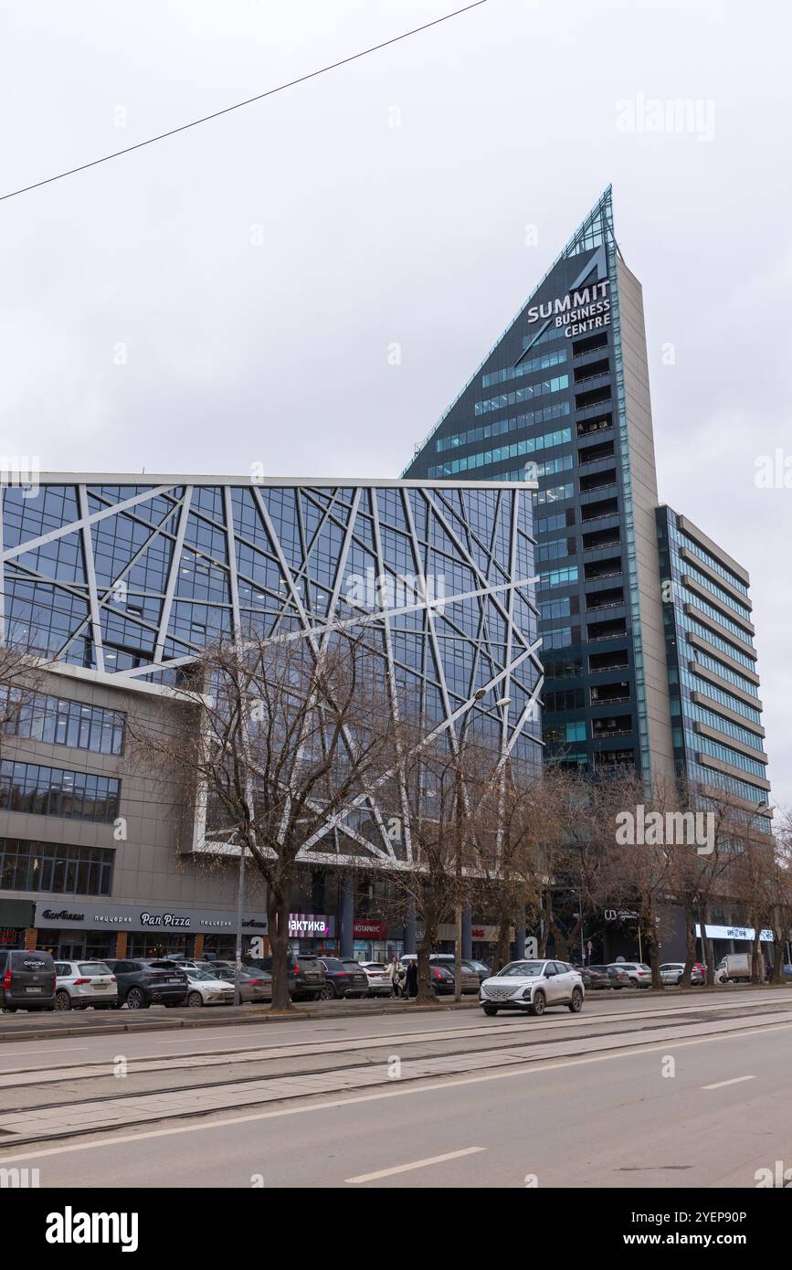 Jekaterinburg, Russland - 25. Oktober 2024: Blick auf die Jekaterinburg Straße mit Fassade des Summit Business Centre unter bewölktem Himmel Stockfoto