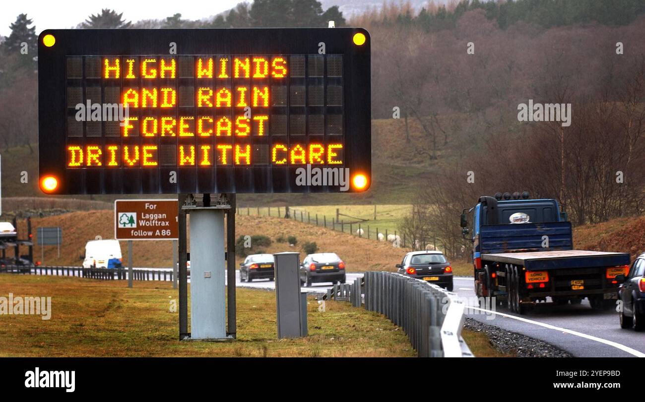 Aktenfoto vom 01/07 mit einem Schlechtwetterschild auf der A9 in der Nähe von Laggan, Schottland. Das Fehlen einer Einigung über die Finanzierung hat wesentlich dazu beigetragen, dass die schottische Regierung die A9 bis 2025 nicht doppelt so weit verließ, wie ein Holyrood-Bericht festgestellt hat. Der Ausschuss für Bürgerbeteiligung und öffentliche Petitionen erklärte, er sei weiterhin besorgt darüber, ob Bargeld zur Einhaltung der neuen Frist für 2035 zur Verfügung gestellt werde. MSPs, die Verzögerungen im Projekt untersuchen, sagten, dass Probleme wiederholt angesprochen wurden, Jahre bevor das Ziel abgeschafft wurde. Ausgabedatum: Freitag, 1. November 2024. Stockfoto