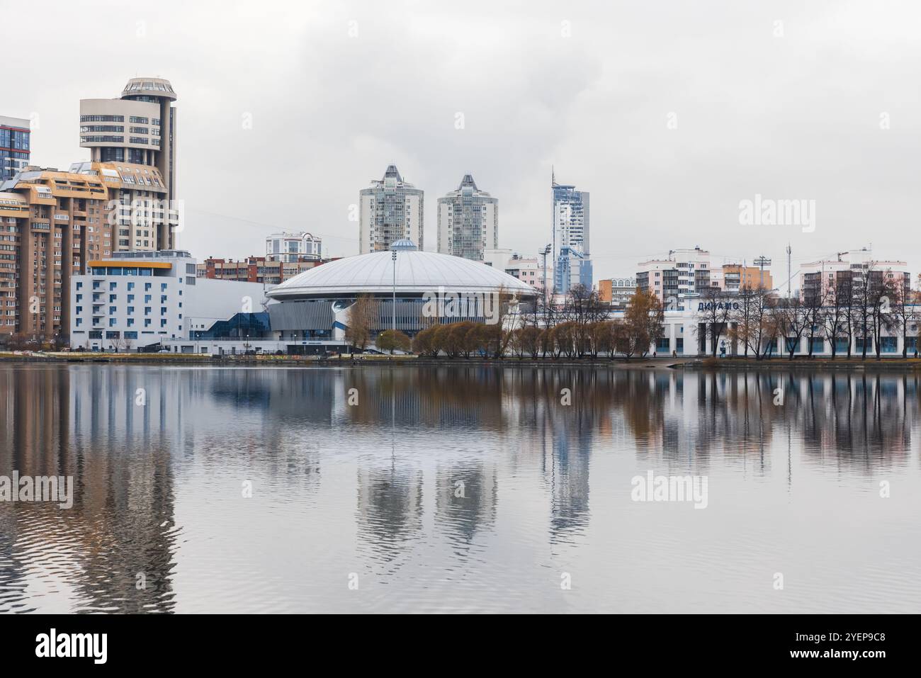 Jekaterinburg, Russland - 26. Oktober 2024: Jekaterinburg mit dem Palast der Sportspiele und Wohngebäuden am Fluss Iset Stockfoto