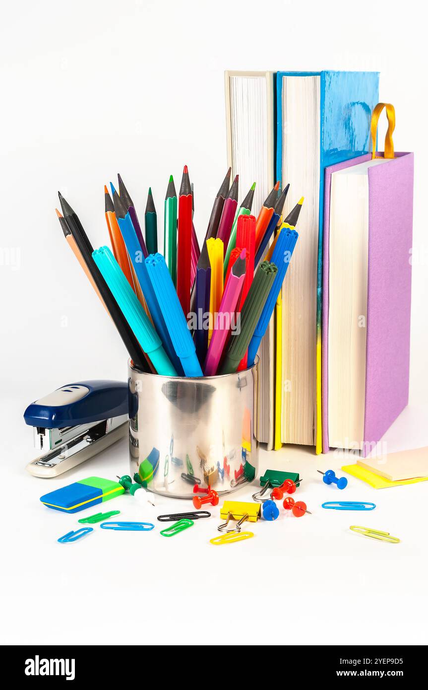 Eine Sammlung von lebendigen Büromaterialien mit Hefter, Büroklammern, Binderklammern, Stecknadeln, Radiergummis, und Gummibänder. Ideal zum Organisieren von Arbeiten Stockfoto