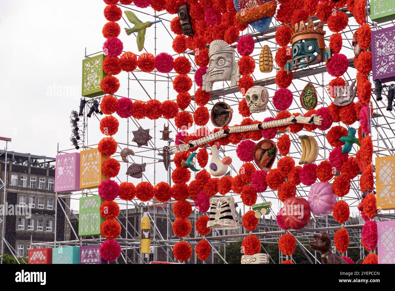 Farbenfroher Altar zum Tag der Toten (Dia de Muertos) mit Ringelblumen, Schädeln und traditionellen mexikanischen Gegenständen auf dem Zócalo-Platz in Mexiko-Stadt Stockfoto