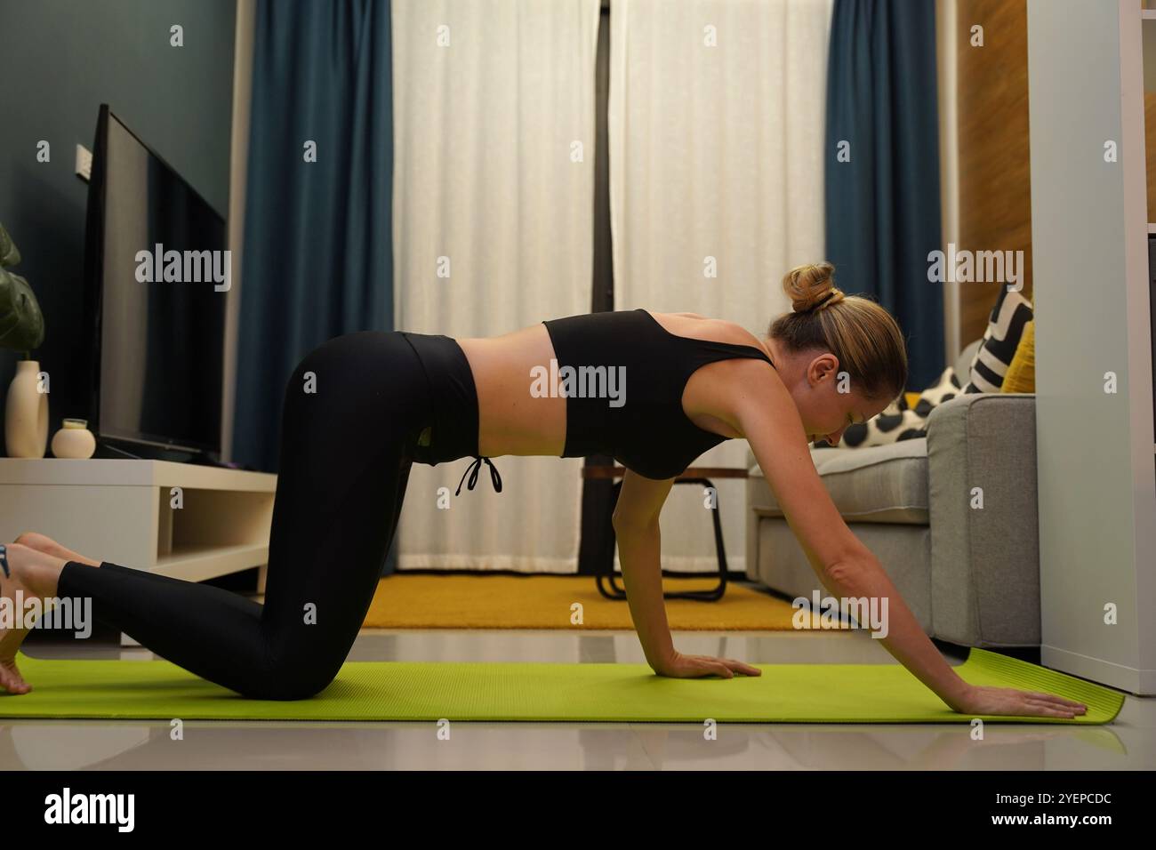 Eine junge Frau hat eine freudige Yoga-Praxis Stockfoto