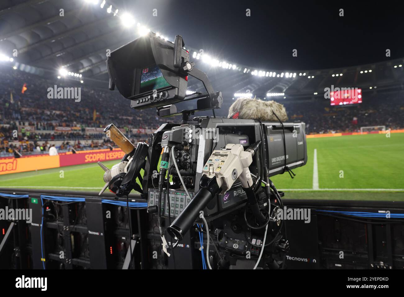 Rom, Italien 31.10.2024: Fernsehrechtskamera am Rande des Spielfeldes beim Spiel der italienischen Fußballmeisterschaft Serie A Enilive 2024-2025 ALS Roma gegen Torino FC im Stadio Olimpico in Rom am 31. Oktober 2024. Stockfoto